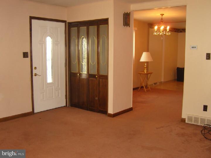 3452 Primrose Road Philadelphia, PA 19114 - Photo 3 of 24 Living Room