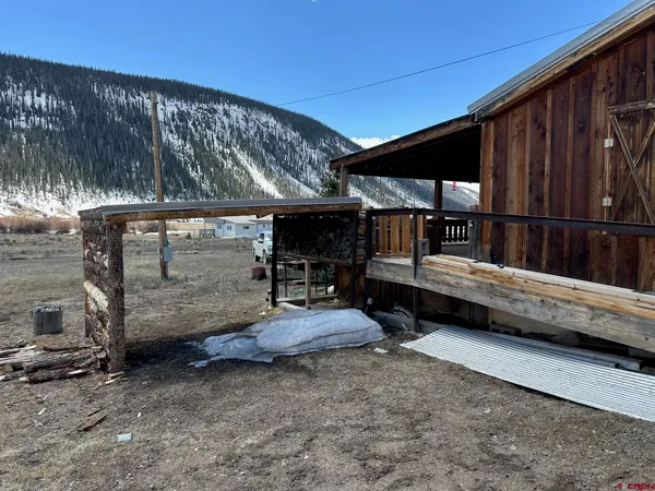 a view of a backyard