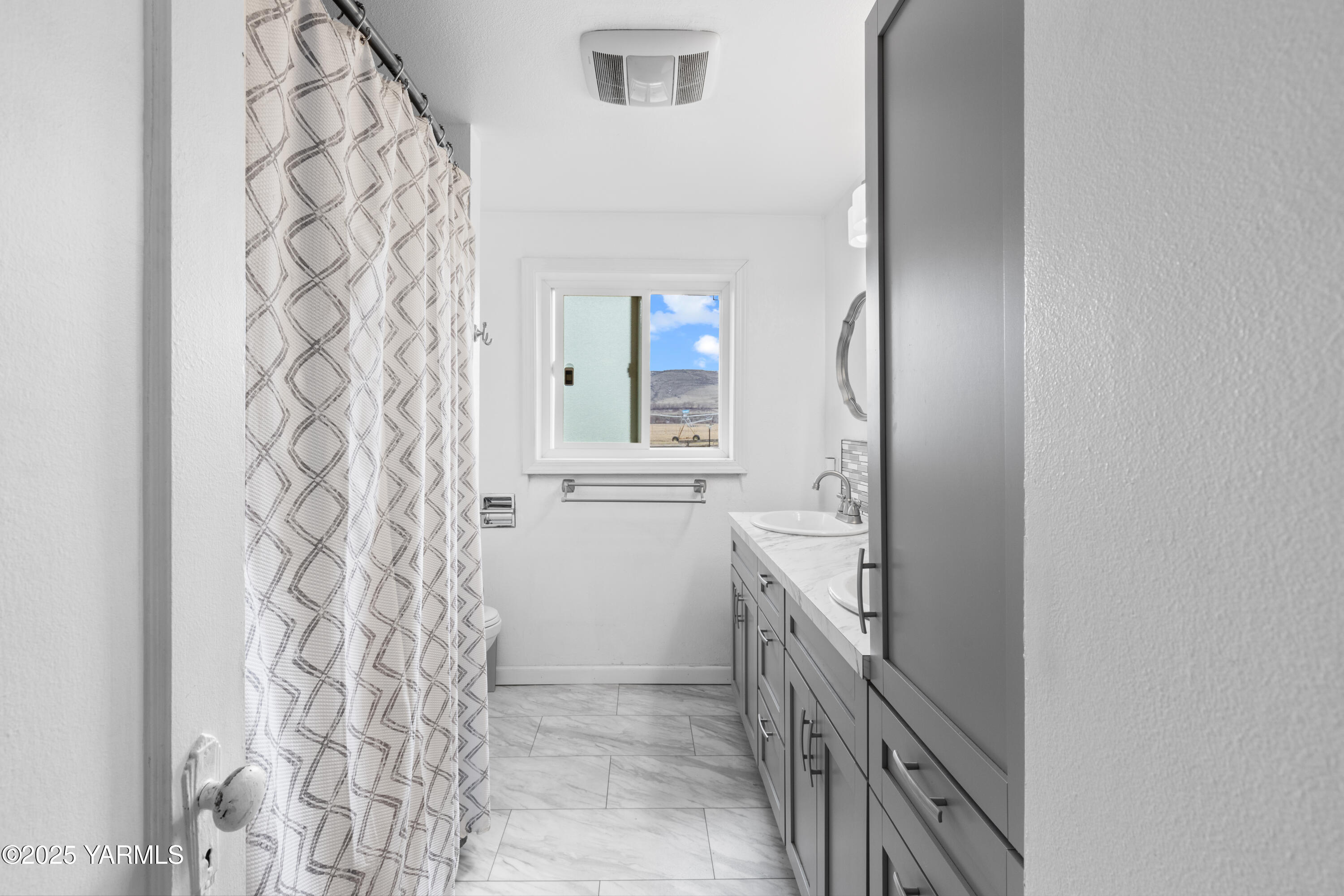14530 Rutherford Road Yakima, WA 98903 - Photo 13 of 33 a bathroom with a sink and mirror