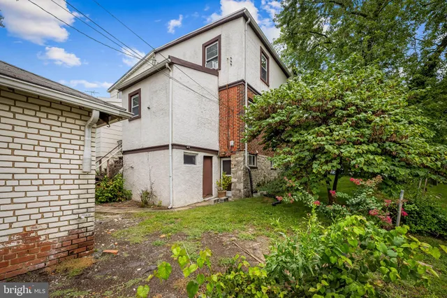 a view of a back yard of the house
