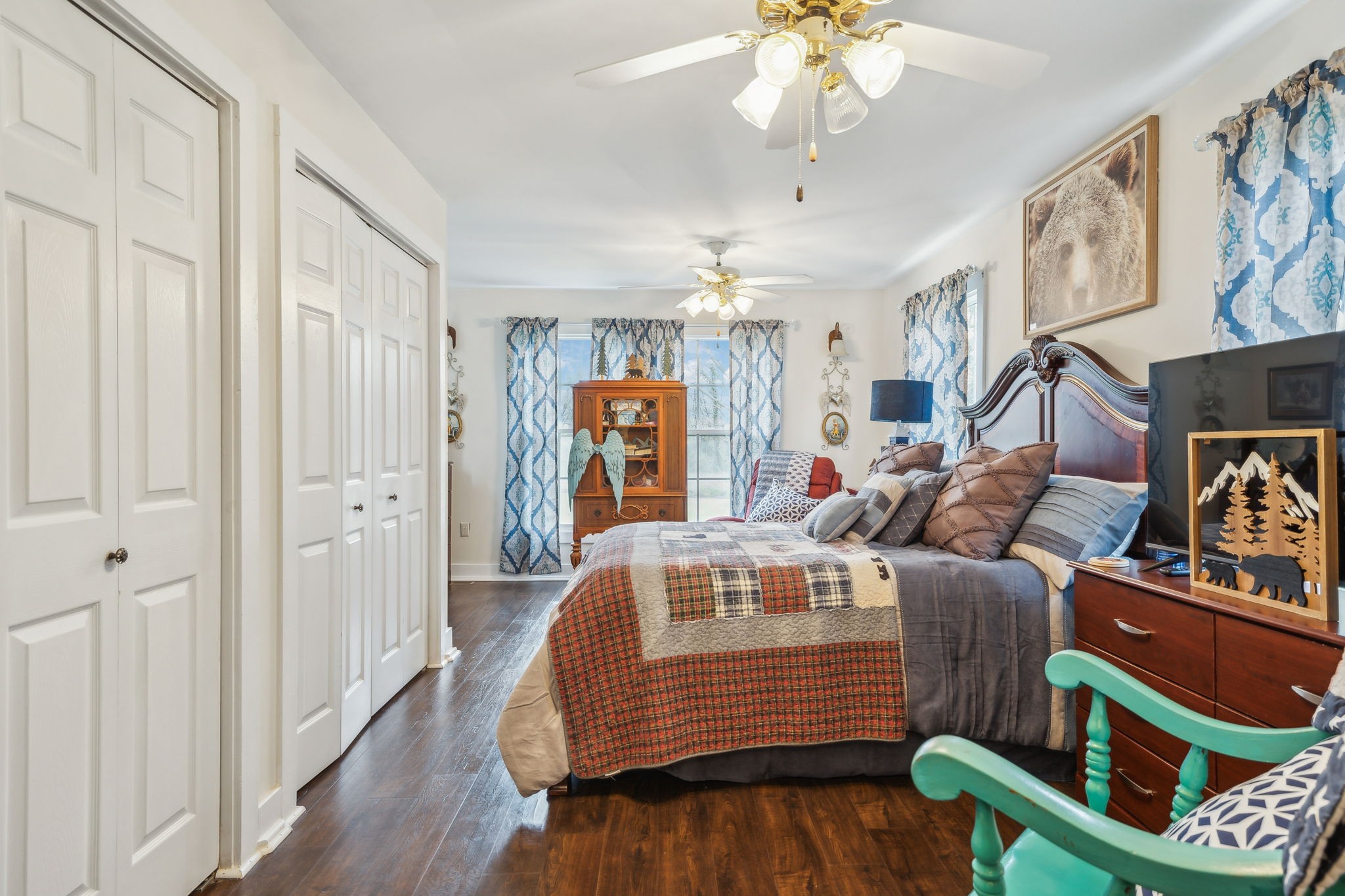 479 Elora Road Elora, TN 37328 - Photo 26 of 57 a living room with furniture and a chandelier
