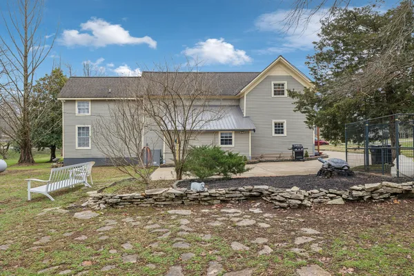 a view of a backyard