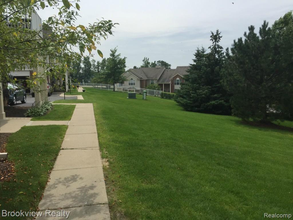 1855 Flagstone Circle Rochester, MI 48307 - Photo 2 of 21 IMG_2133.jpg