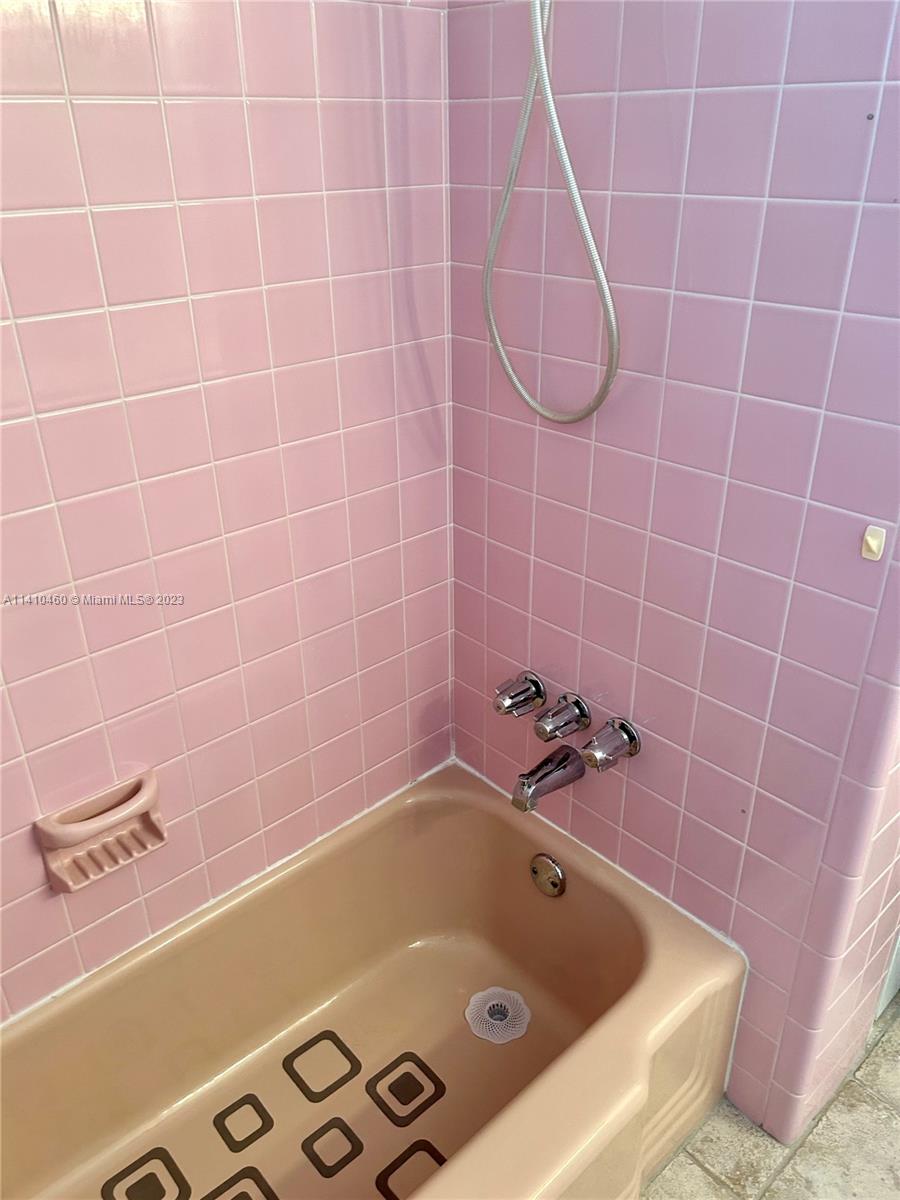3790 Polk Street Hollywood, FL 33021 - Photo 19 of 23 a bathroom with a bathtub