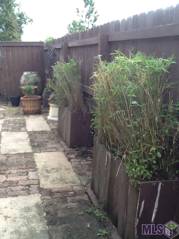 2014 Lac Cache Court Baton Rouge, LA 70816 - Photo 23 of 32 Rear courtyard