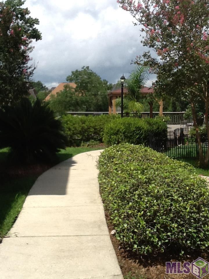 2014 Lac Cache Court Baton Rouge, LA 70816 - Photo 29 of 32 Pathway to lake deck