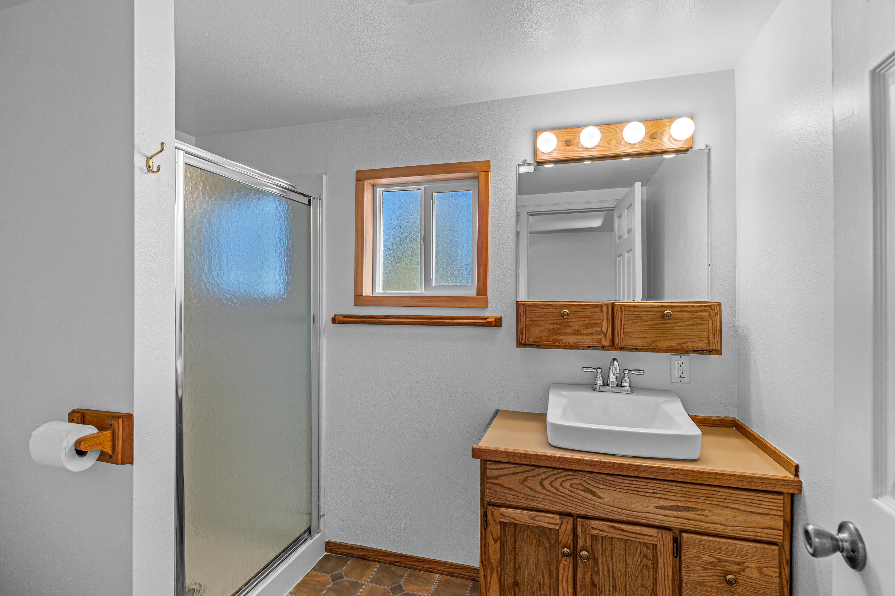 197 Forest Road Myrtle Creek, OR 97457 - Photo 14 of 27 2nd bath