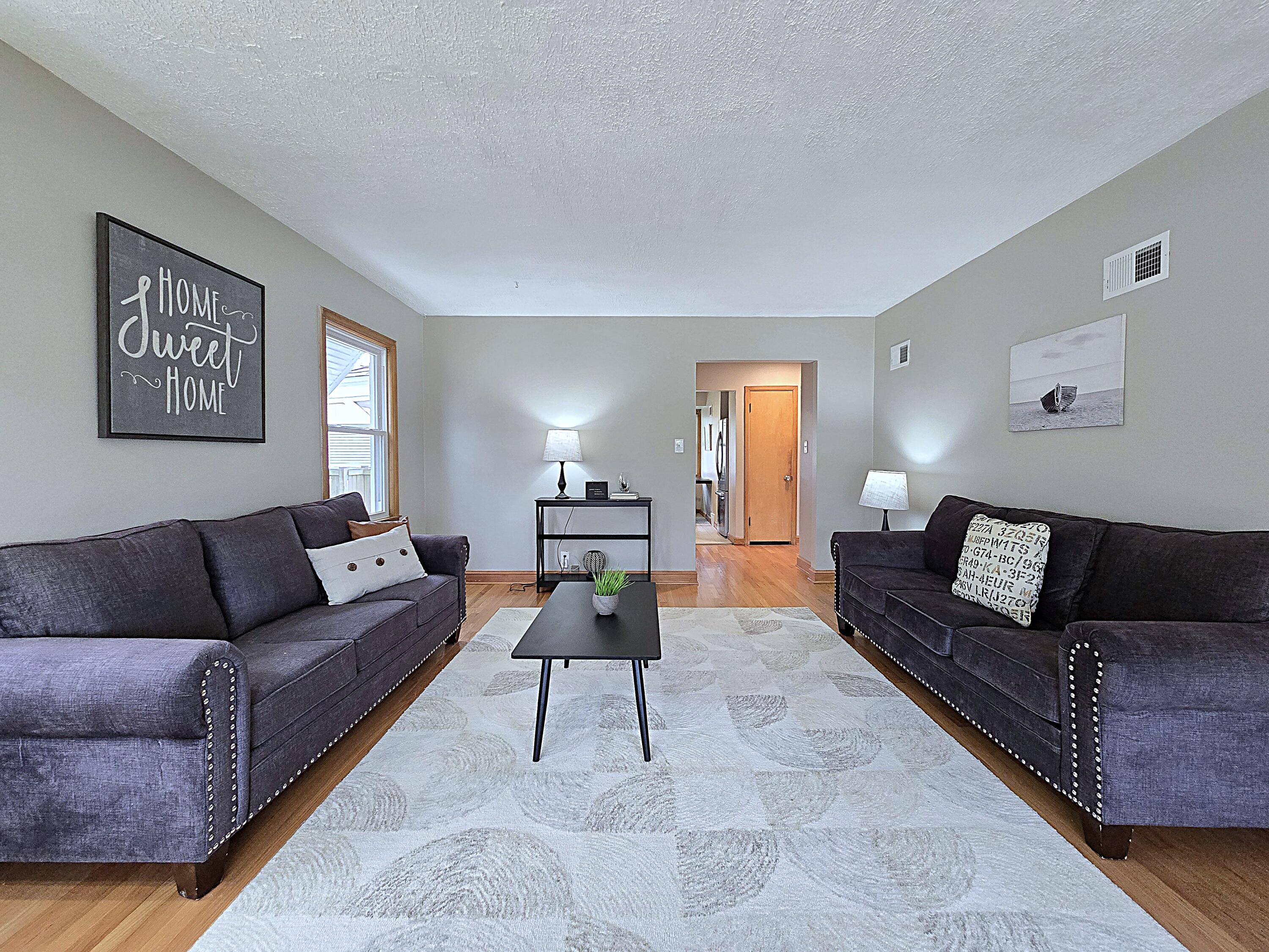 4487 North 21st Street Milwaukee, WI 53209 - Photo 11 of 40 Living Room