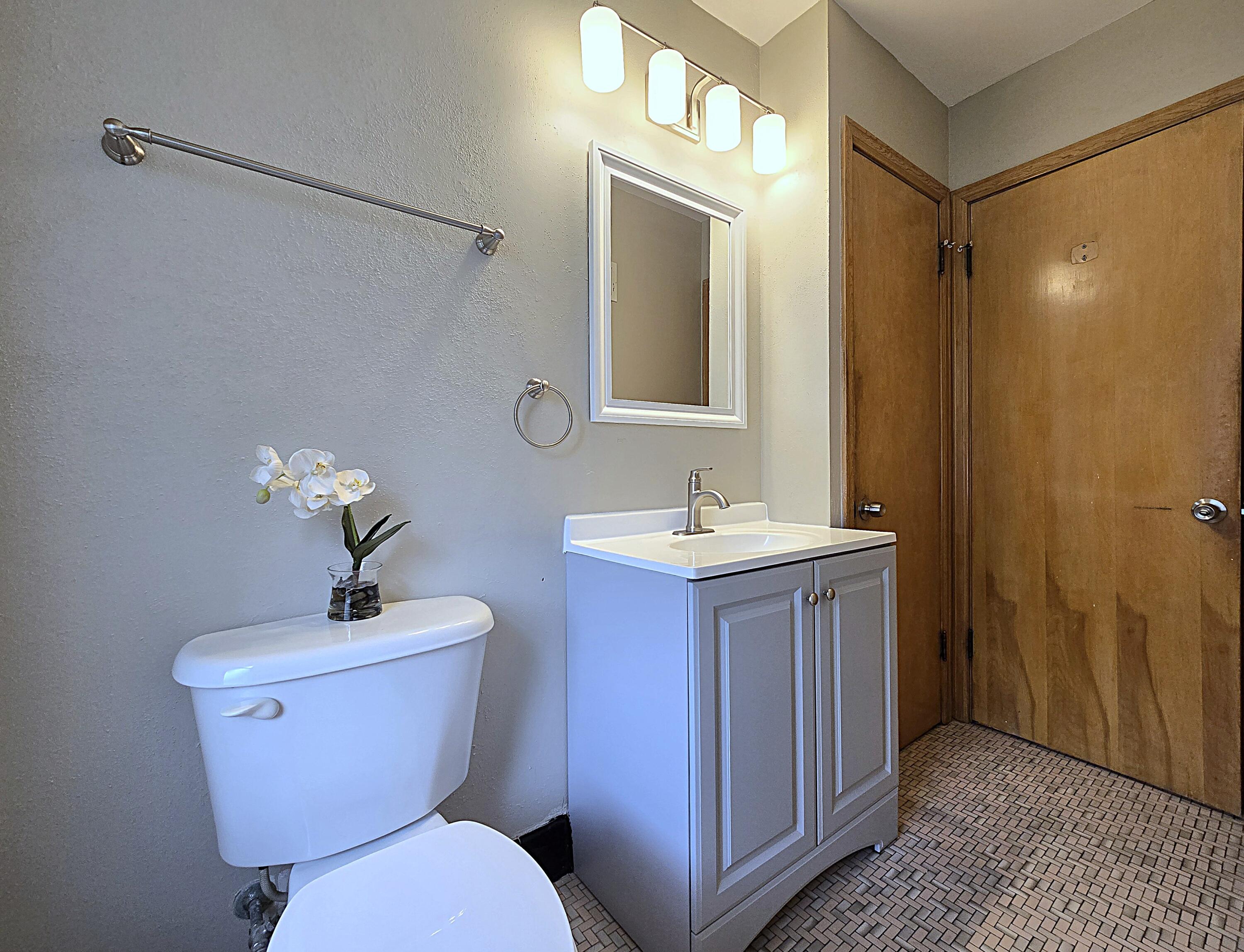 4487 North 21st Street Milwaukee, WI 53209 - Photo 14 of 40 Full Bath