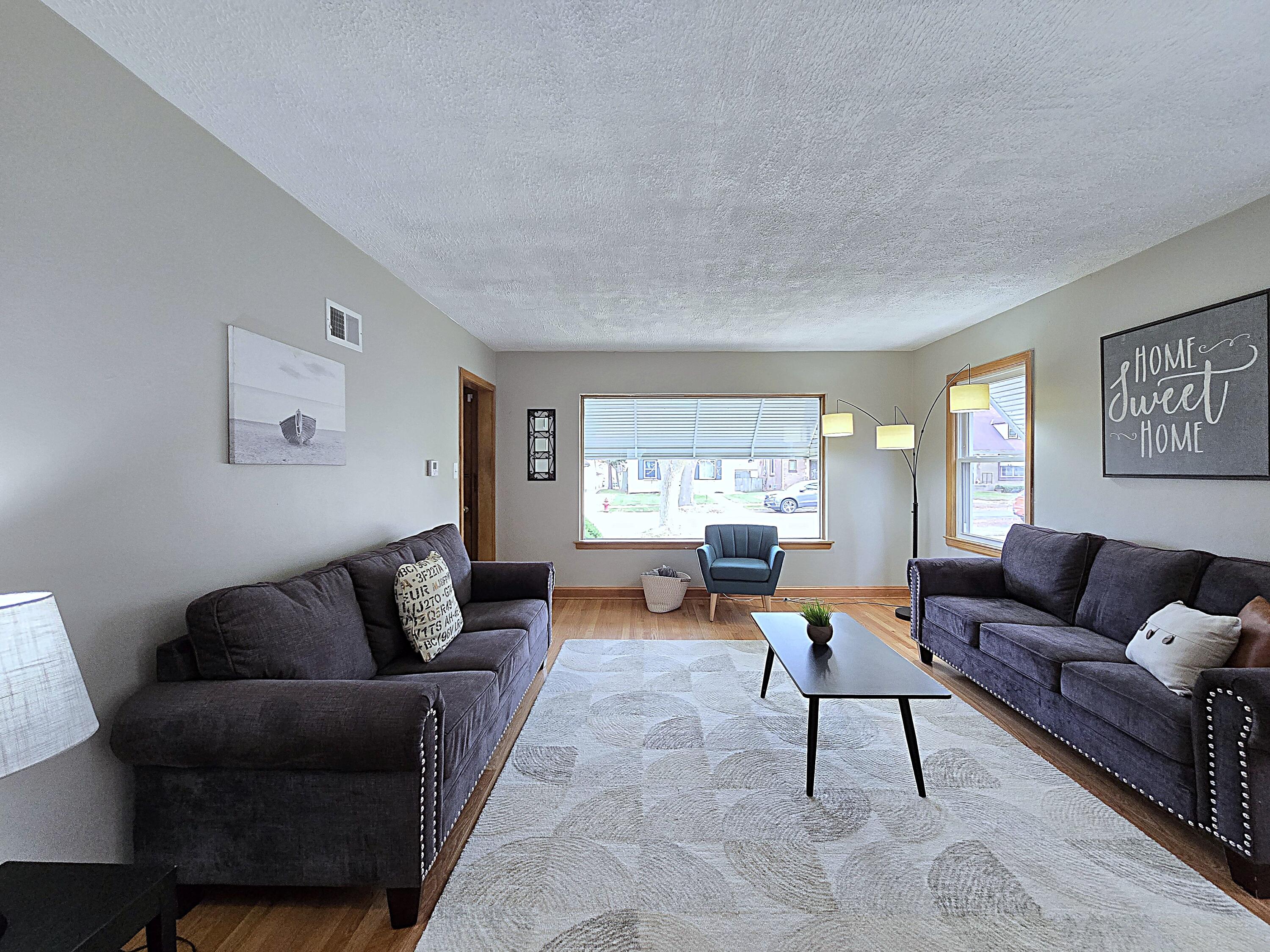 4487 North 21st Street Milwaukee, WI 53209 - Photo 8 of 40 Living Room