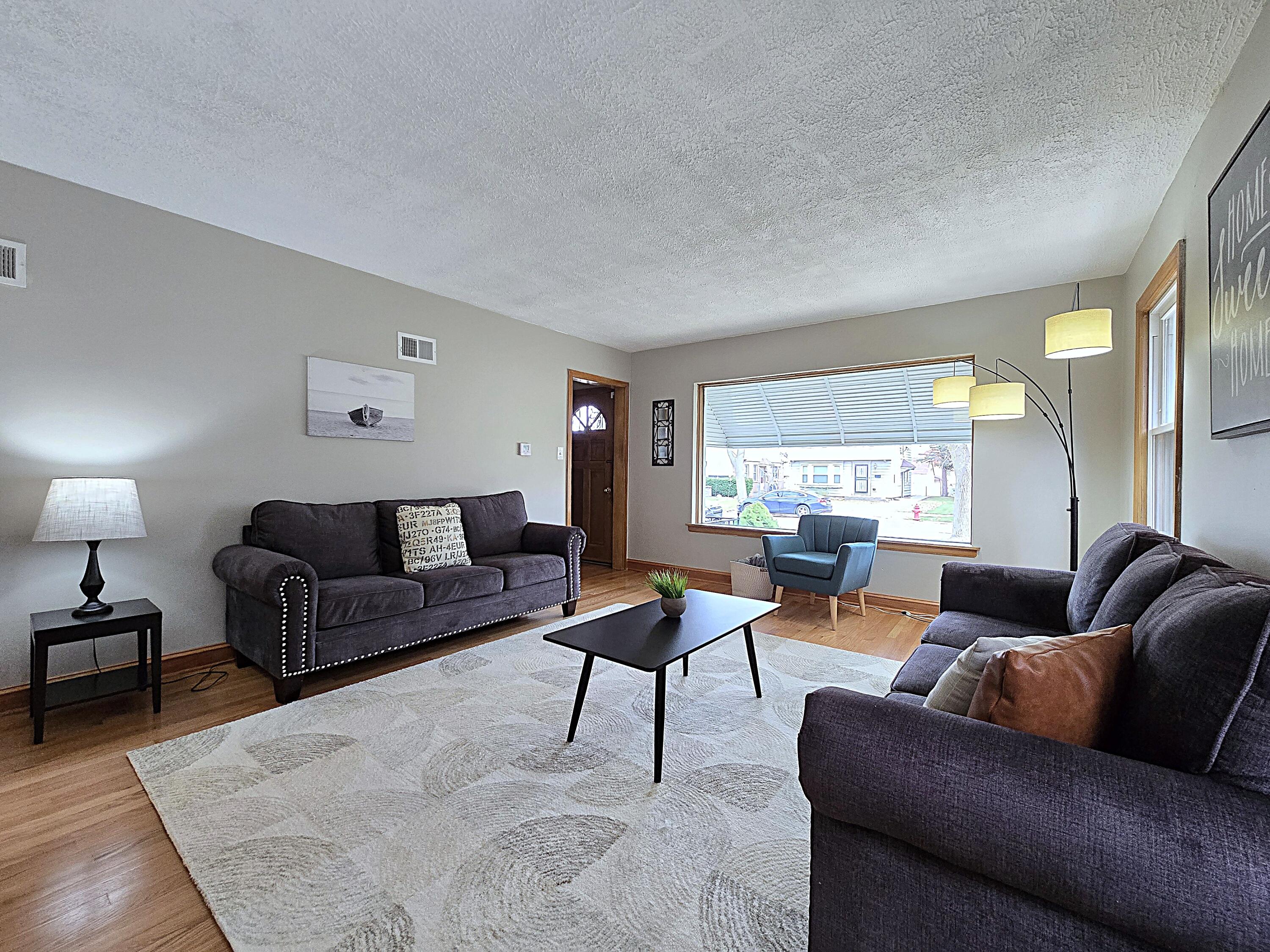 4487 North 21st Street Milwaukee, WI 53209 - Photo 9 of 40 Living Room
