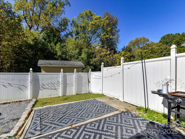 a view of a backyard