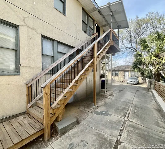 a view of entryway with a front door