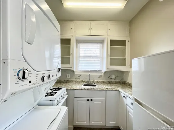 $775 | 411 East Courtland Place, Unit 3, San Antonio, TX 78212