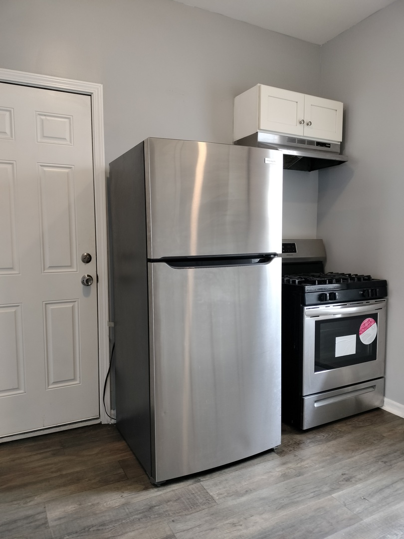 6601 South Green Street, Unit 8232 Chicago, IL 60621 - Photo 3 of 12 a utility room with washer and dryer