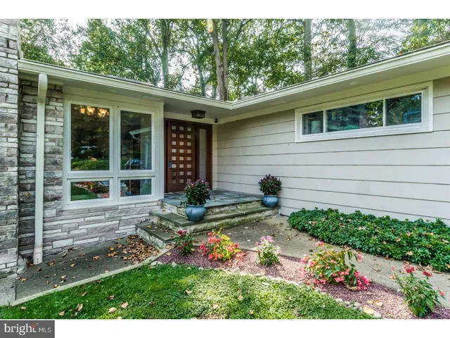 a view of a house with backyard