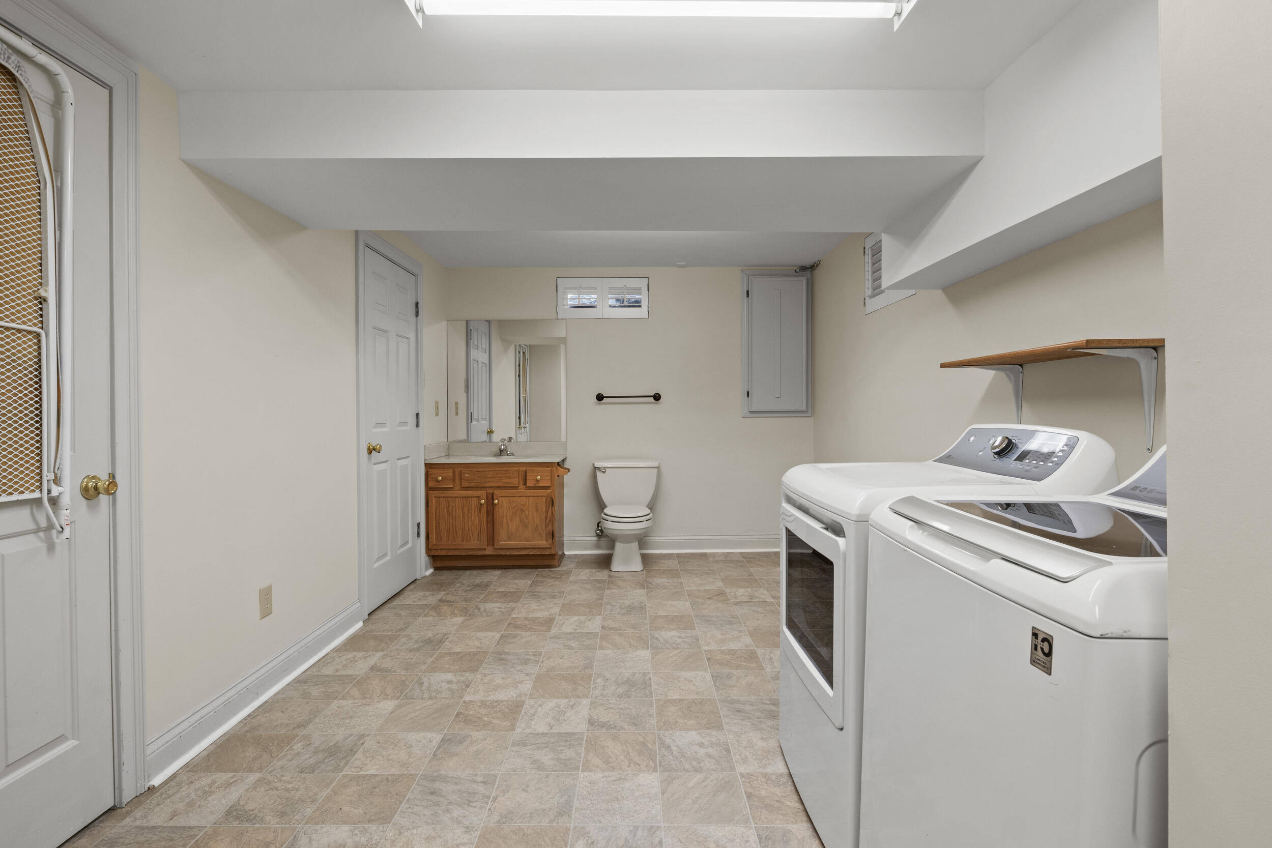320 Hart Road Lexington, KY 40502 - Photo 43 of 67 Basement Utility Room/half bath