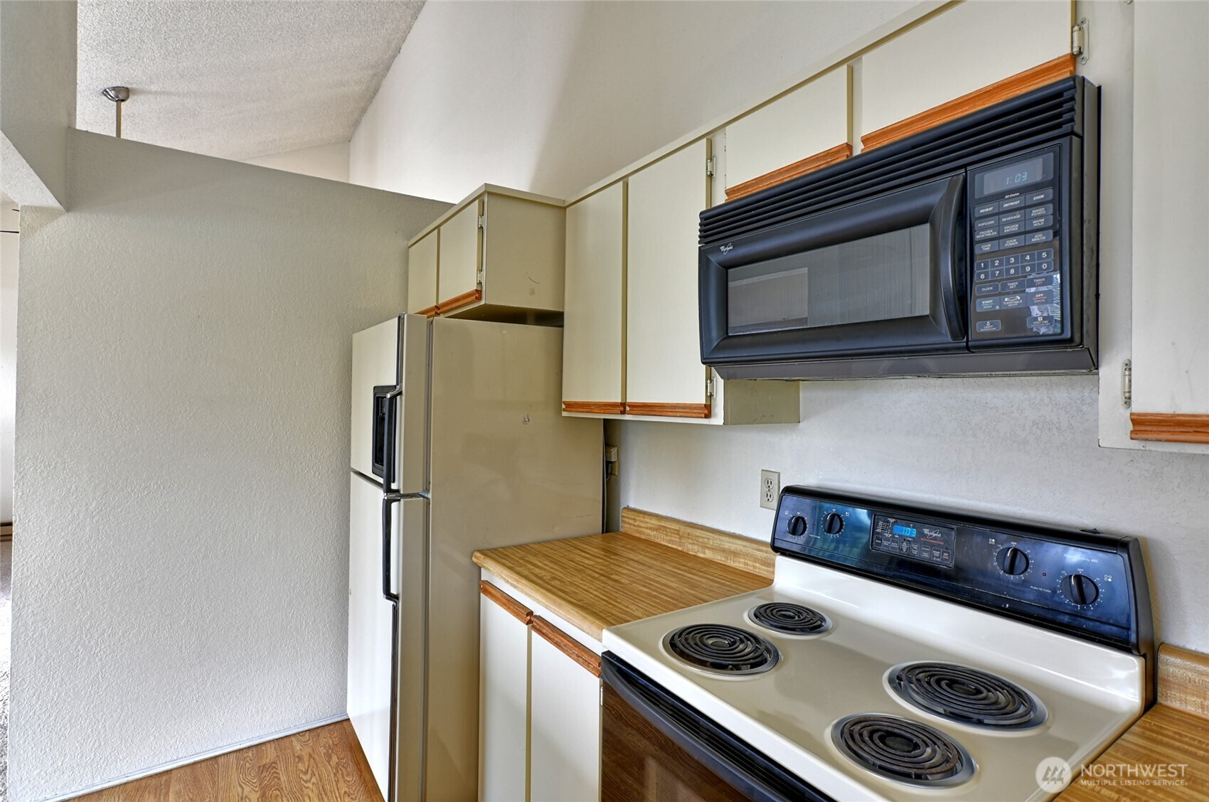 820 Cady Road, Unit E304 Everett, WA 98203 - Photo 3 of 30 a kitchen with a stove and a microwave