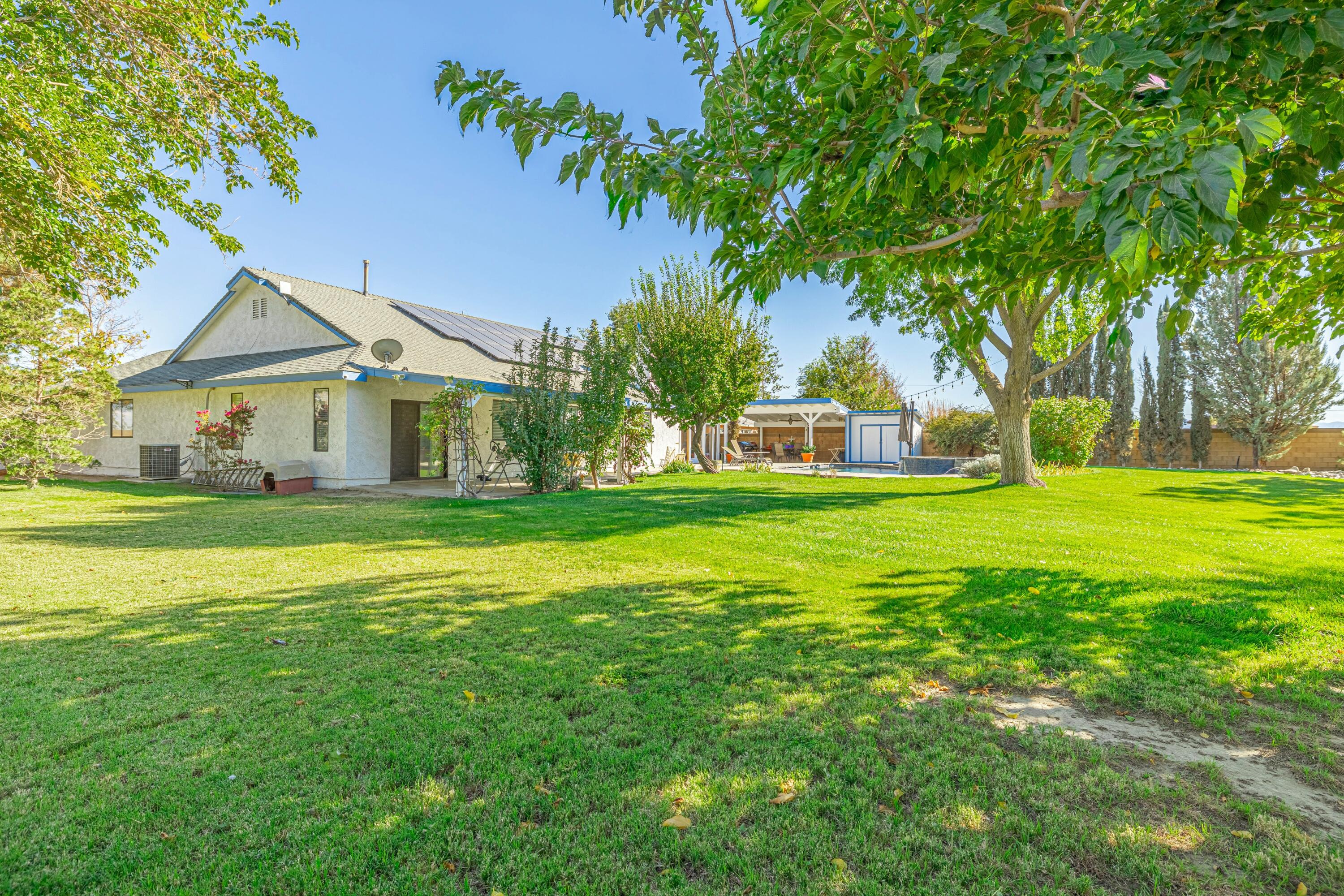 43233 55th Street East Lancaster, CA 93535 - Photo 40 of 46 a front view of a house with garden