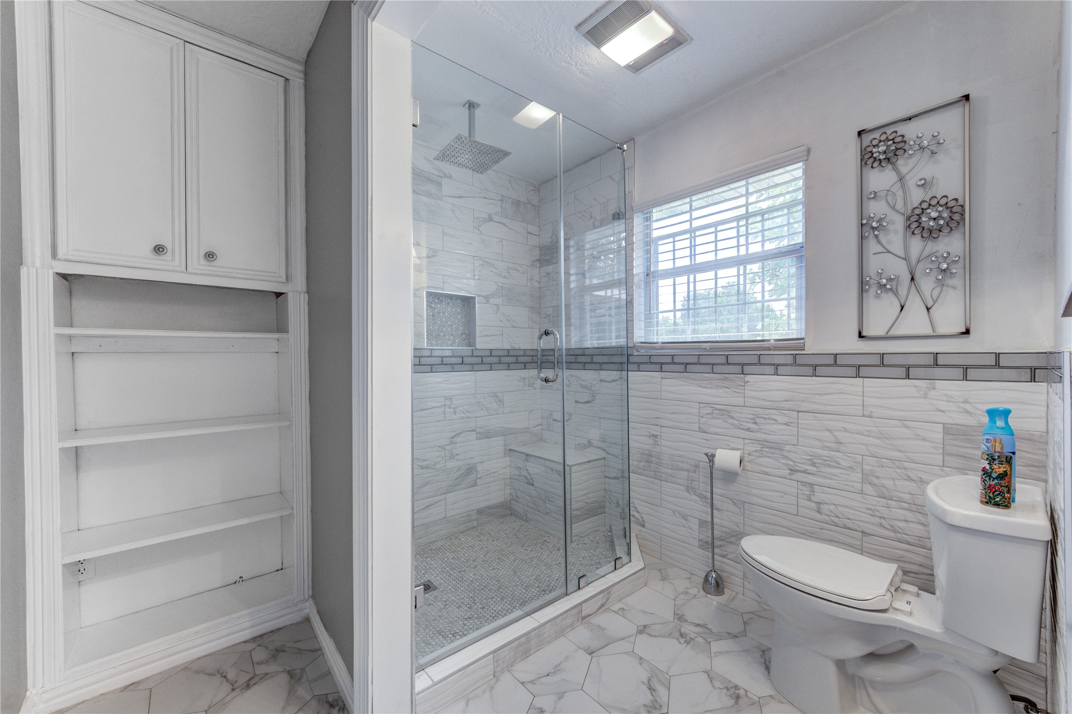 4018 Blalock Road Houston, TX 77080 - Photo 12 of 35 Primary Full bathroom