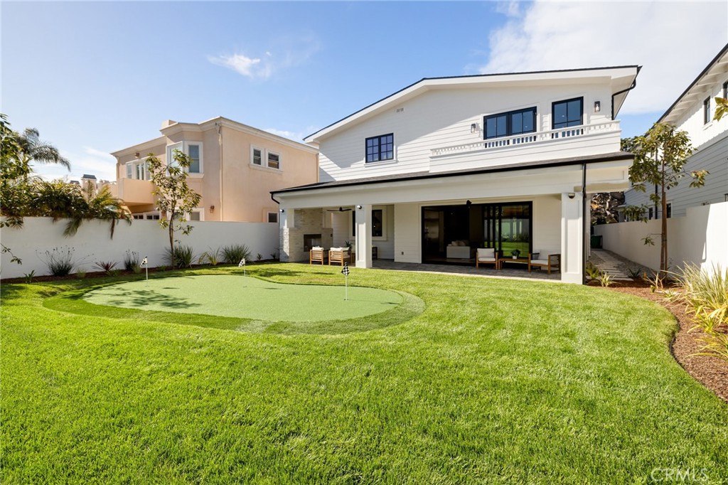 1820 9th Street Manhattan Beach, CA 90266 - Photo 46 of 75 a front view of a house with garden