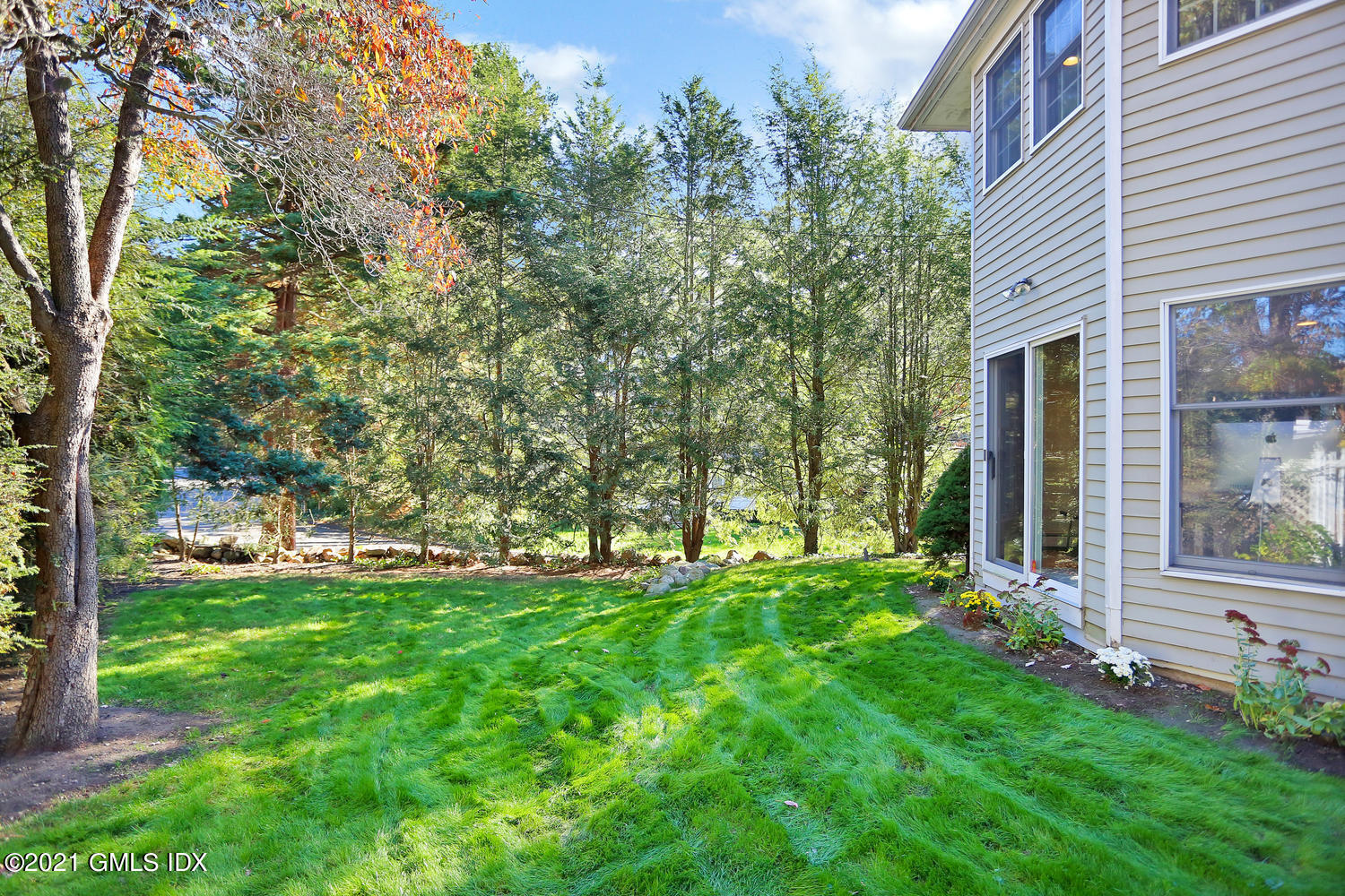 44 Hendrie Avenue Riverside, CT 06878 - Photo 18 of 21 a backyard of a house with lots of green space