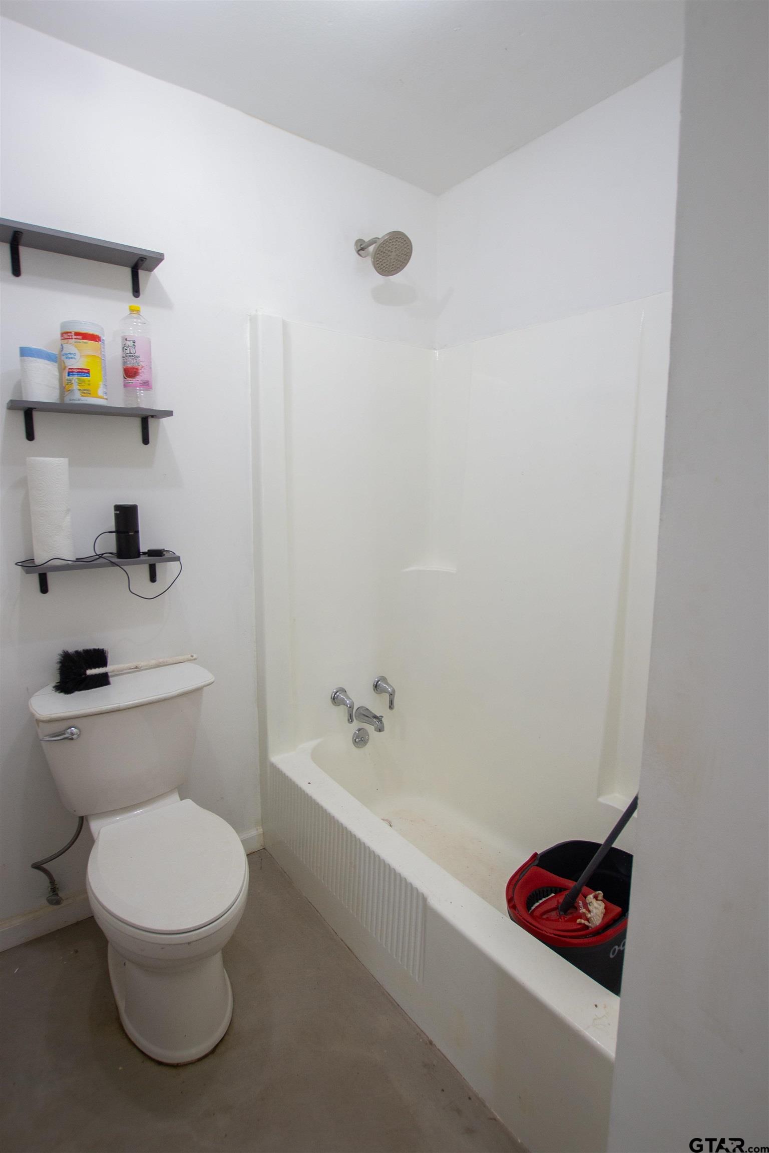 2942 Medlin Road Gilmer, TX 75645 - Photo 21 of 30 a bathroom with a toilet a sink and bathtub
