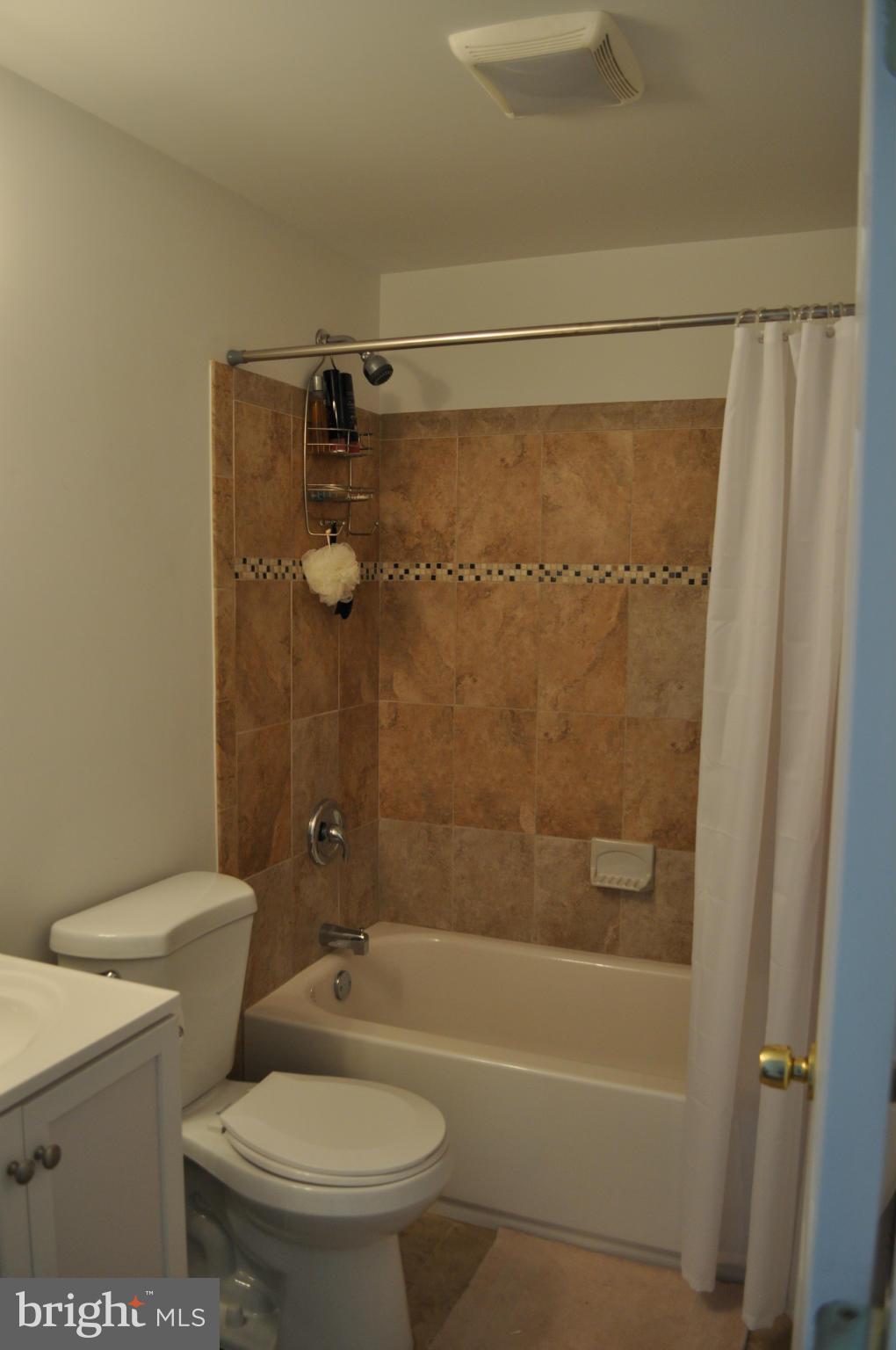 7409 Dunmanway Baltimore, MD 21222 - Photo 5 of 13 Bath