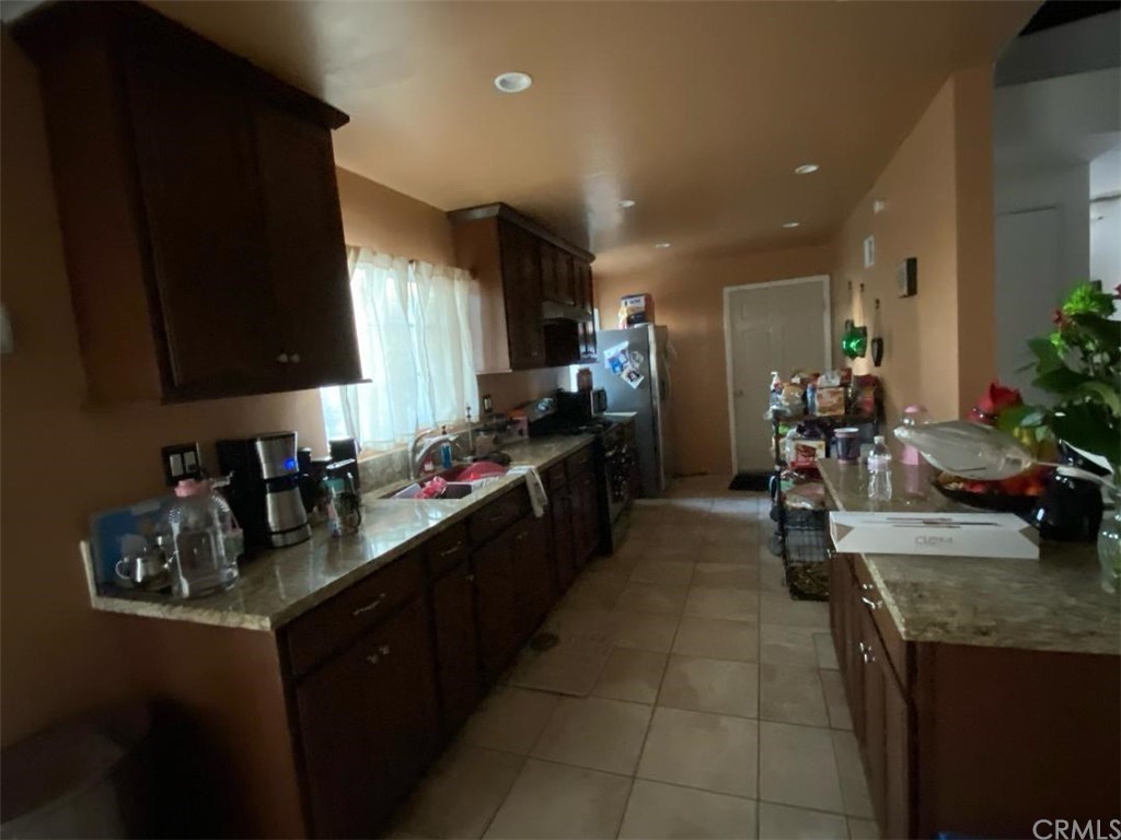 325 Grove Rialto Ca Rialto, CA 92376 - Photo 3 of 6