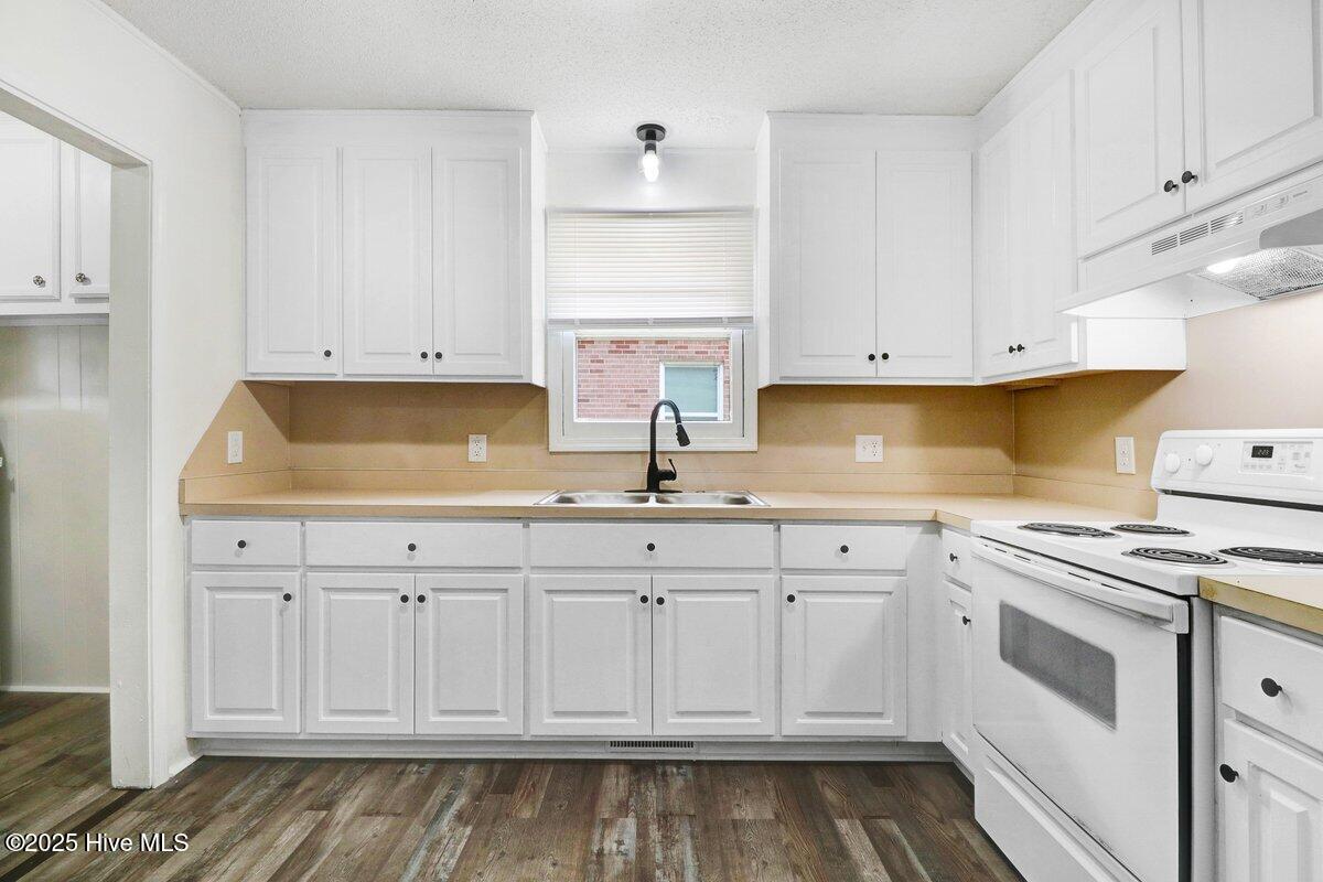 1203 Sycamore Road Kinston, NC 28501 - Photo 10 of 28 Kitchen