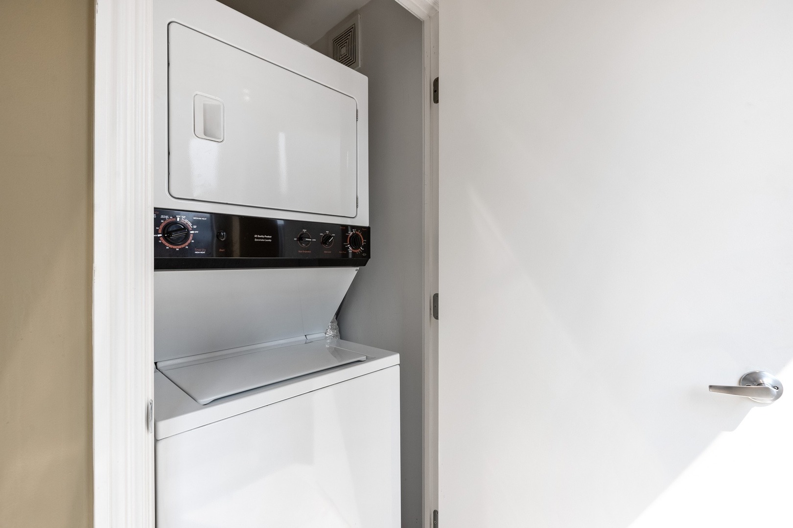 111 East Chestnut Street, Unit 25K Chicago, IL 60611 - Photo 18 of 28 a utility room with dryer and washer