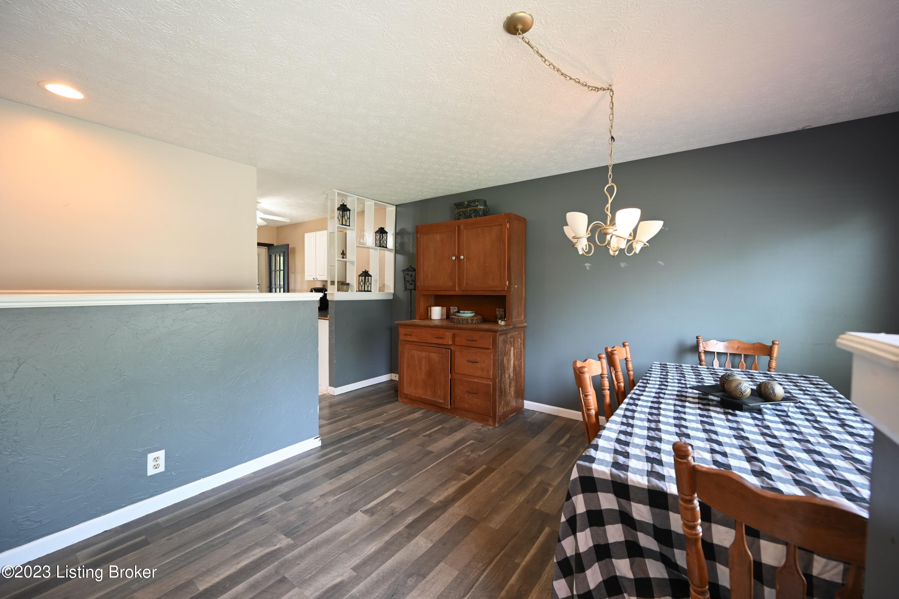 7910 Rochelle Road Louisville, KY 40228 - Photo 3 of 34 DSC_8832