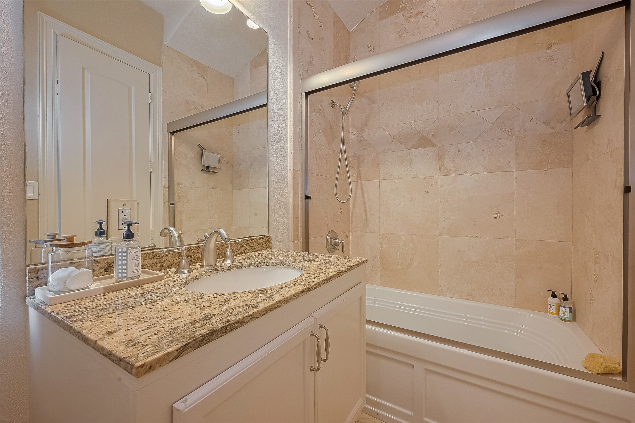 6419 Rodrigo Street Houston, TX 77007 - Photo 25 of 35 Another angle showing the shower/tub.