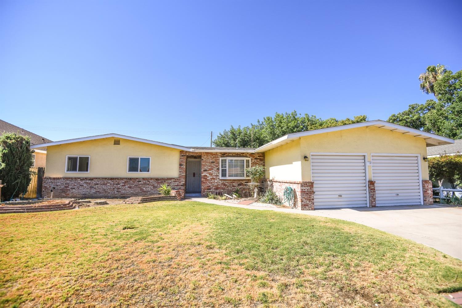 431 Manning Avenue Reedley, CA 93654 - Photo 1 of 15