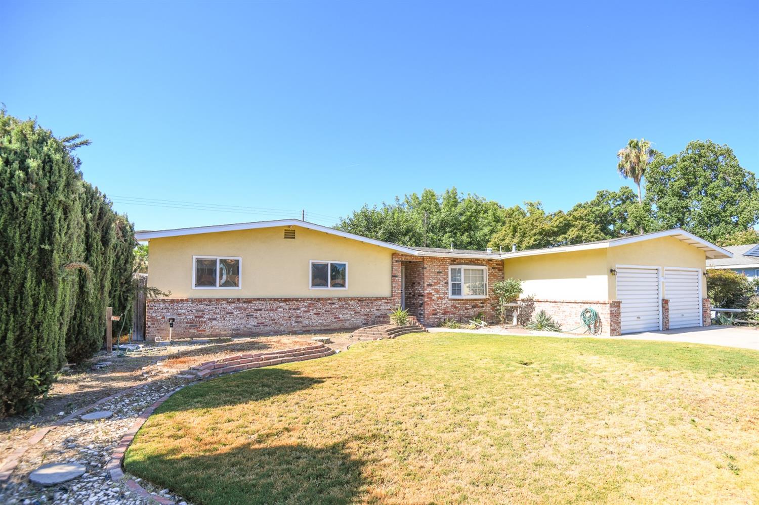 431 Manning Avenue Reedley, CA 93654 - Photo 2 of 15
