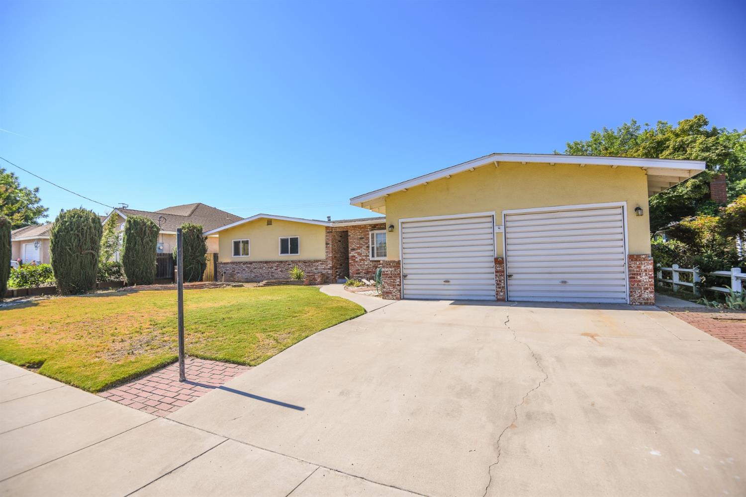 431 Manning Avenue Reedley, CA 93654 - Photo 3 of 15