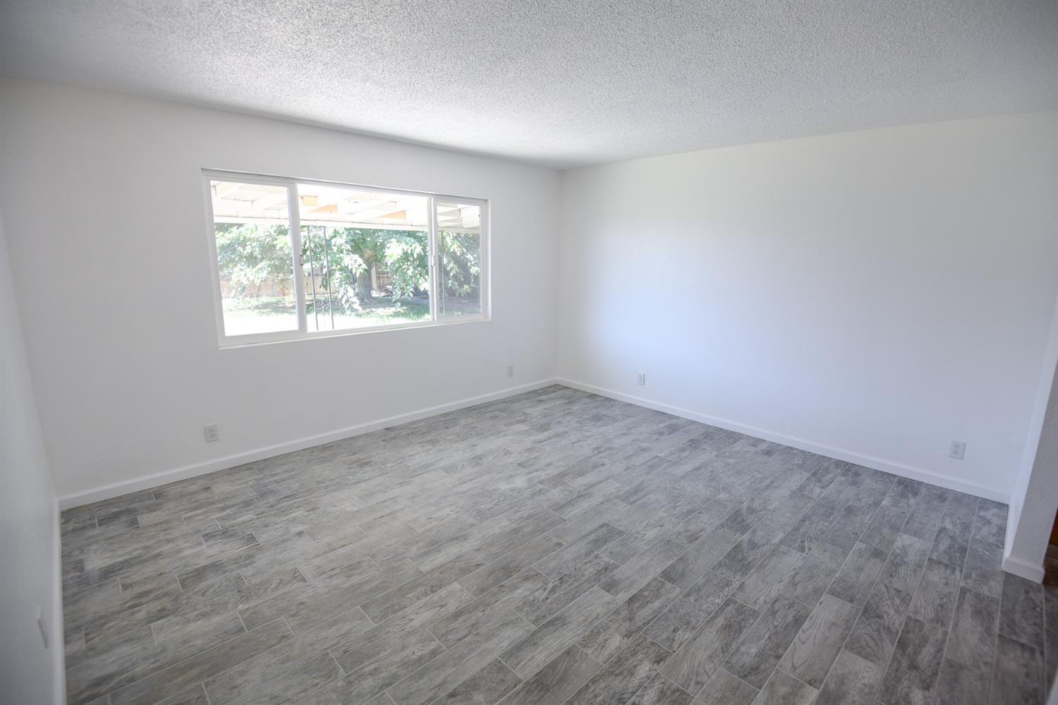 431 Manning Avenue Reedley, CA 93654 - Photo 4 of 15