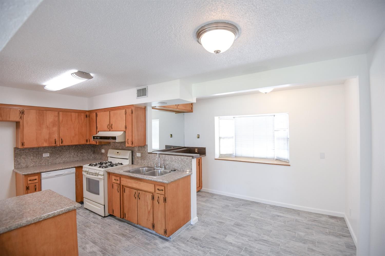 431 Manning Avenue Reedley, CA 93654 - Photo 5 of 15