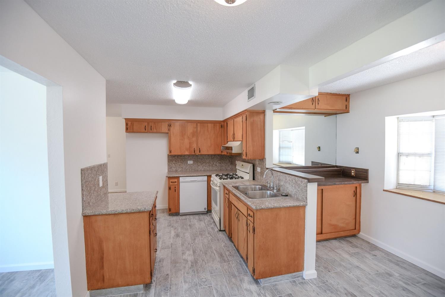 431 Manning Avenue Reedley, CA 93654 - Photo 6 of 15