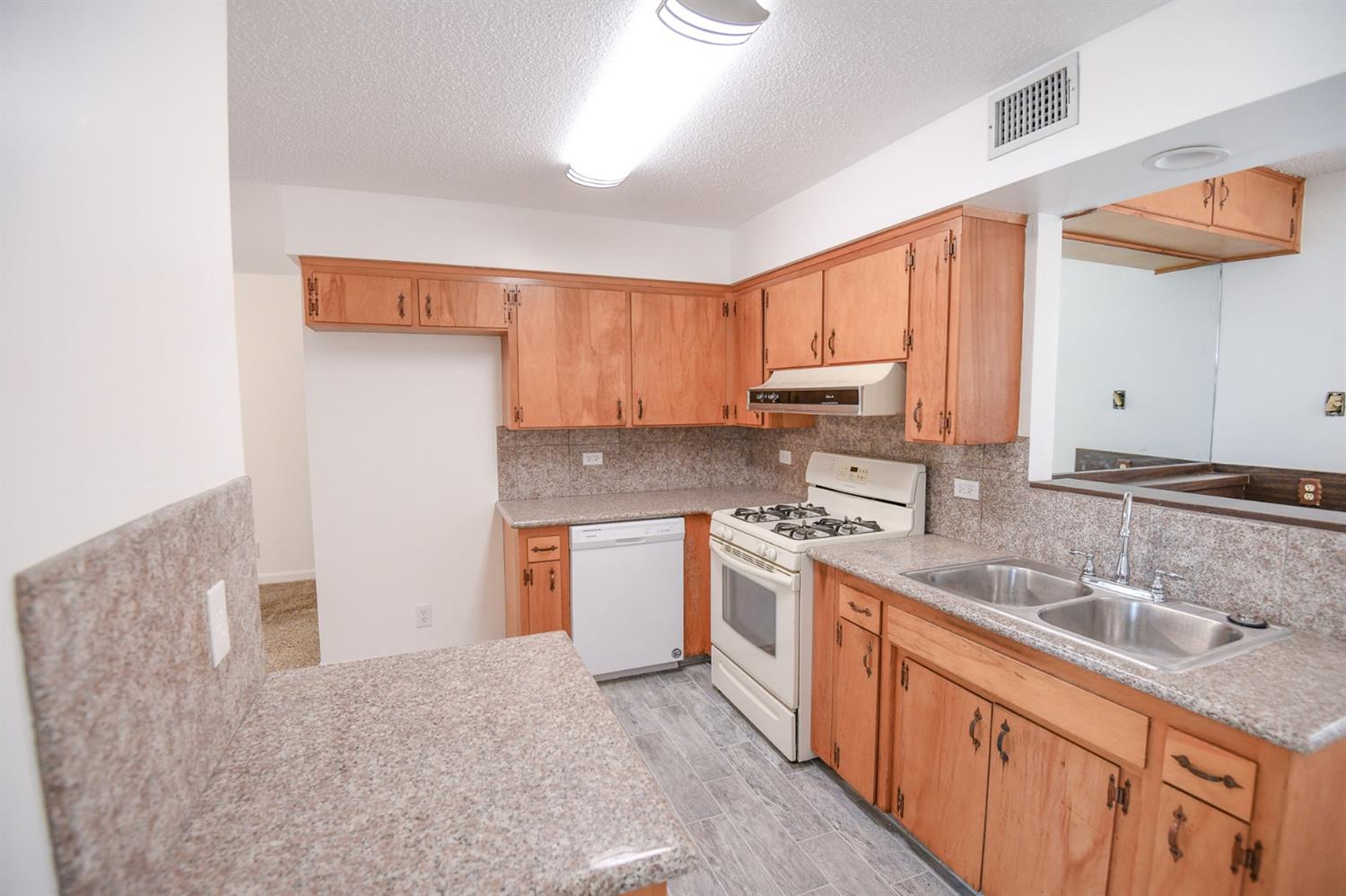 431 Manning Avenue Reedley, CA 93654 - Photo 7 of 15