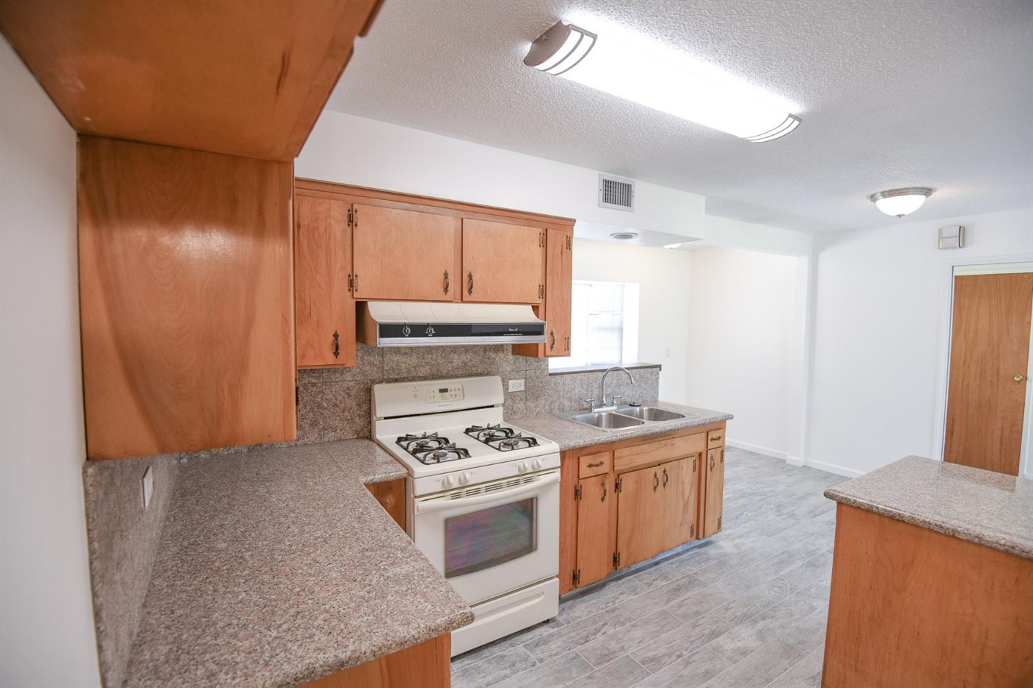 431 Manning Avenue Reedley, CA 93654 - Photo 9 of 15