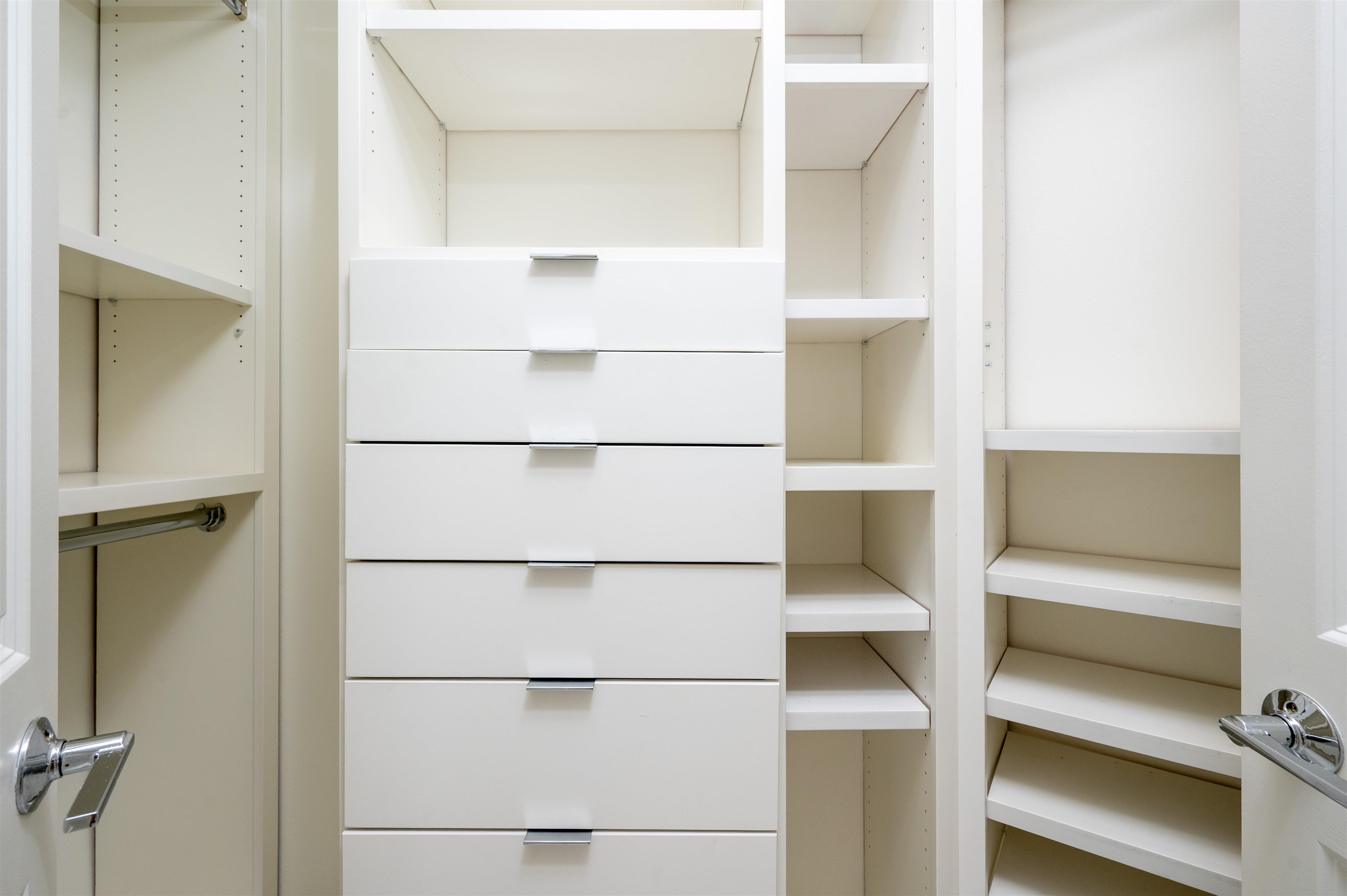 717 Riverside Drive, Unit 1506 Memphis, TN 38103 - Photo 13 of 38 a close view of closet