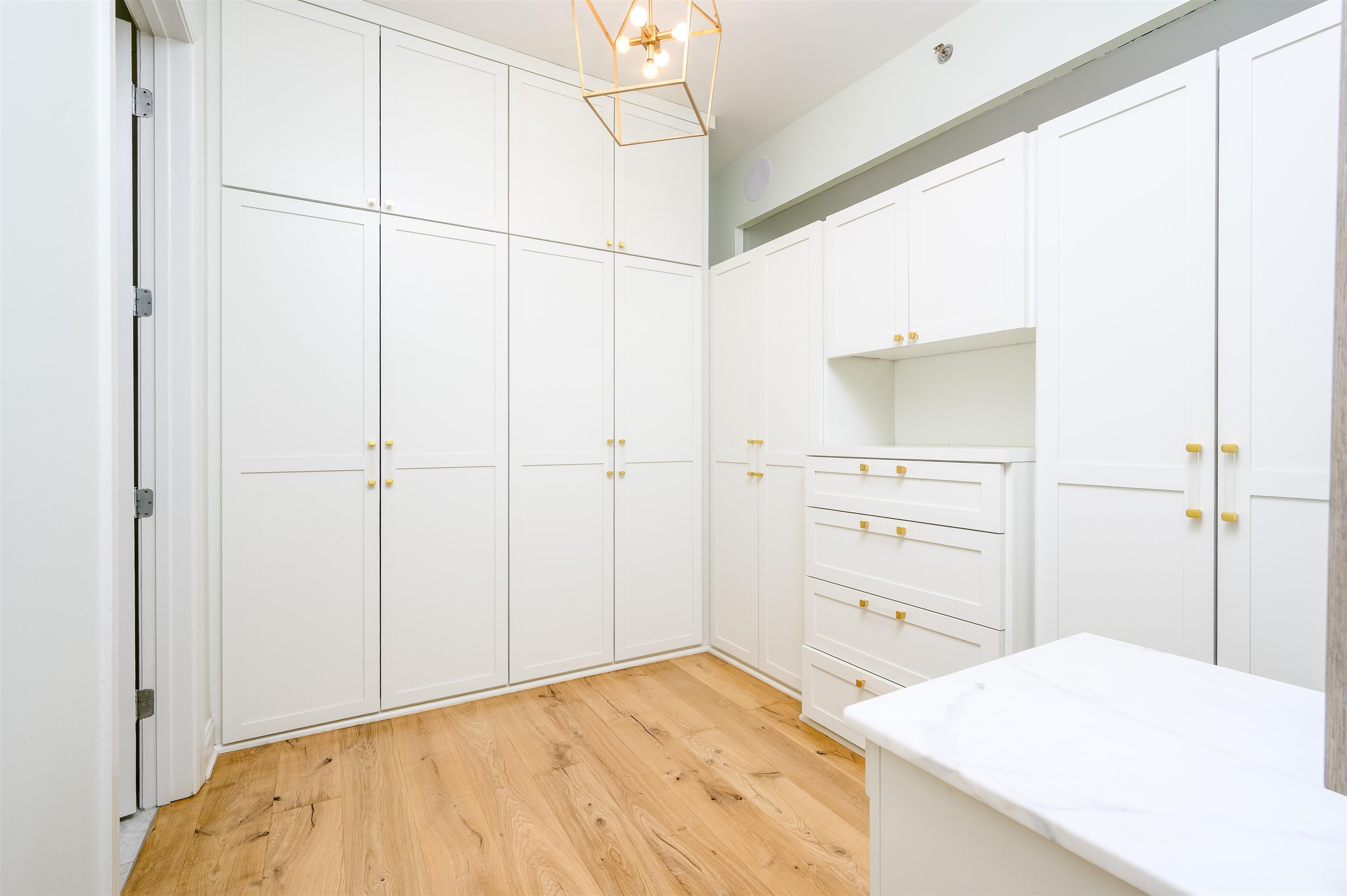 717 Riverside Drive, Unit 1506 Memphis, TN 38103 - Photo 17 of 38 a bedroom with a bed and a cabinets