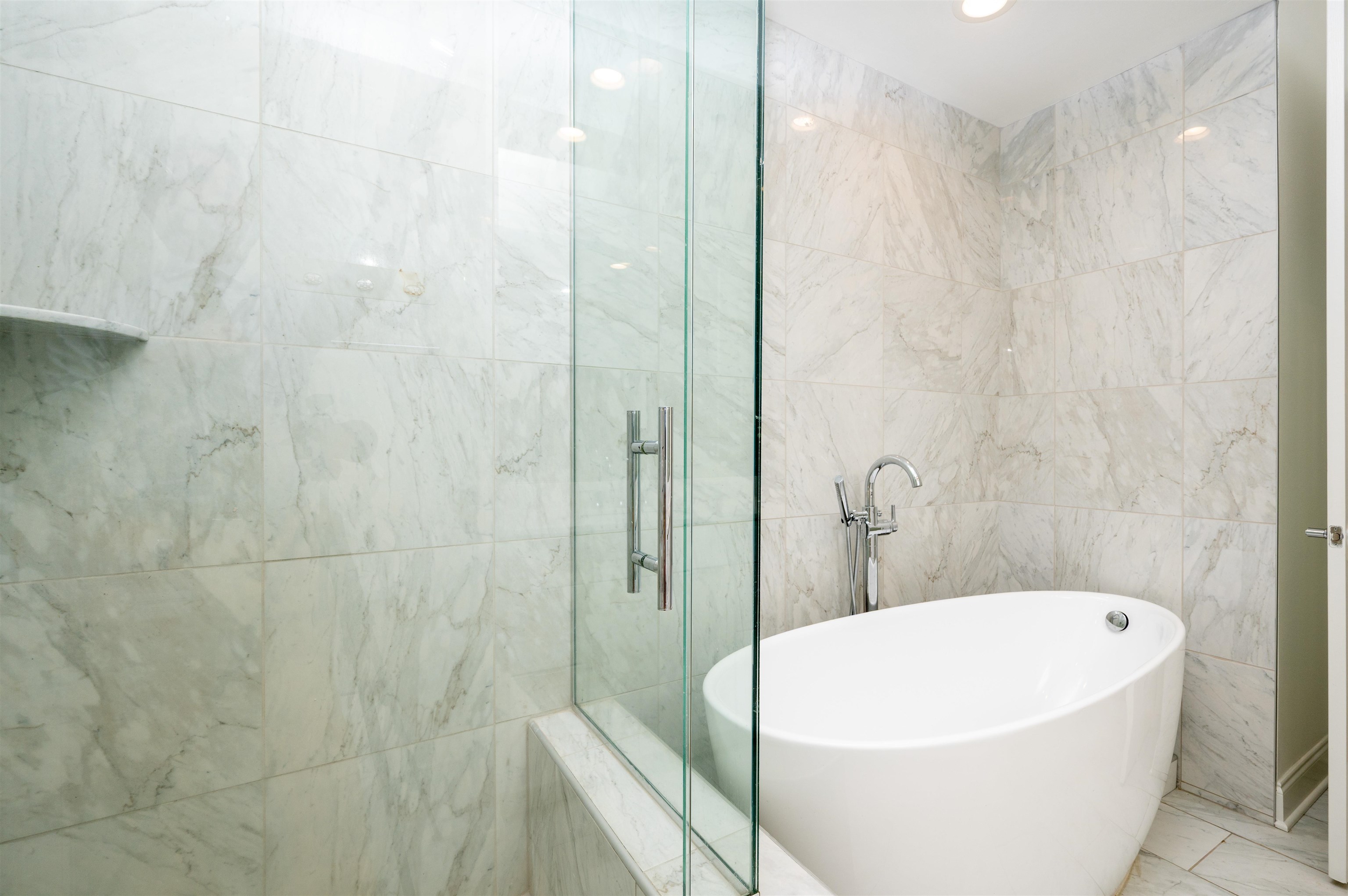 717 Riverside Drive, Unit 1506 Memphis, TN 38103 - Photo 33 of 38 a bathroom with a white bath tub and shower