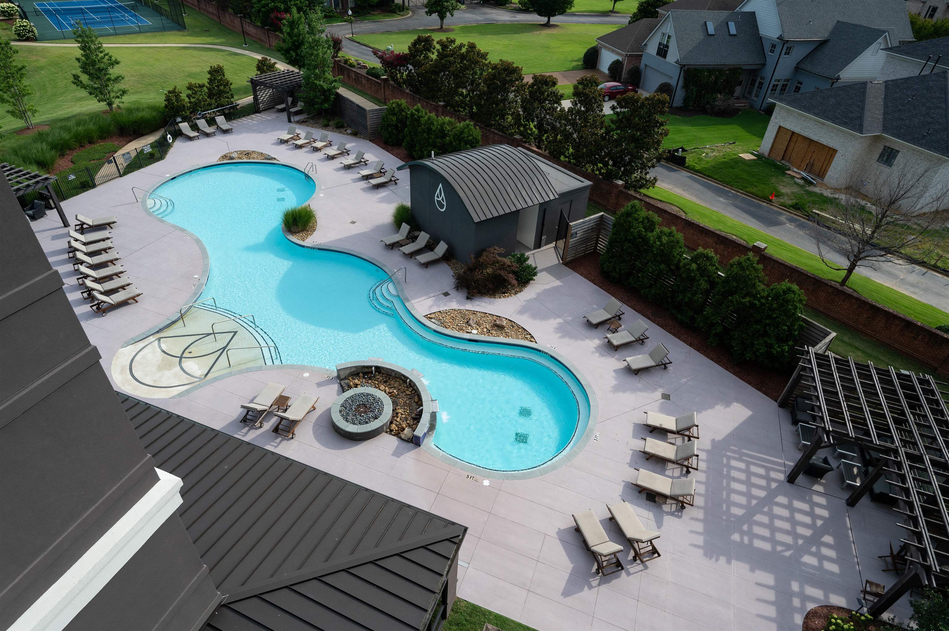 717 Riverside Drive, Unit 1506 Memphis, TN 38103 - Photo 35 of 38 an aerial view of a swimming pool a yard and outdoor seating