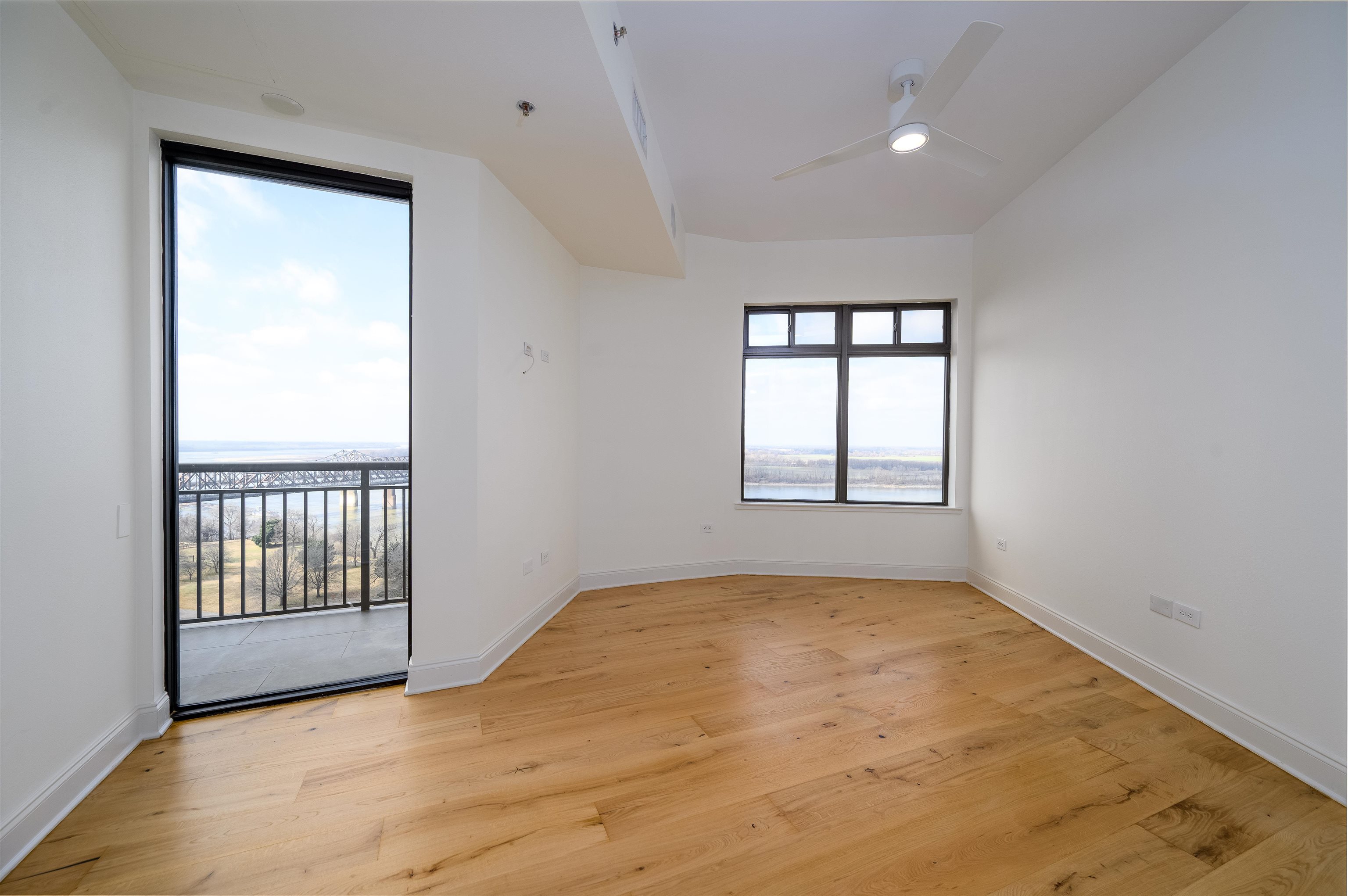 717 Riverside Drive, Unit 1506 Memphis, TN 38103 - Photo 9 of 38 an empty room with windows