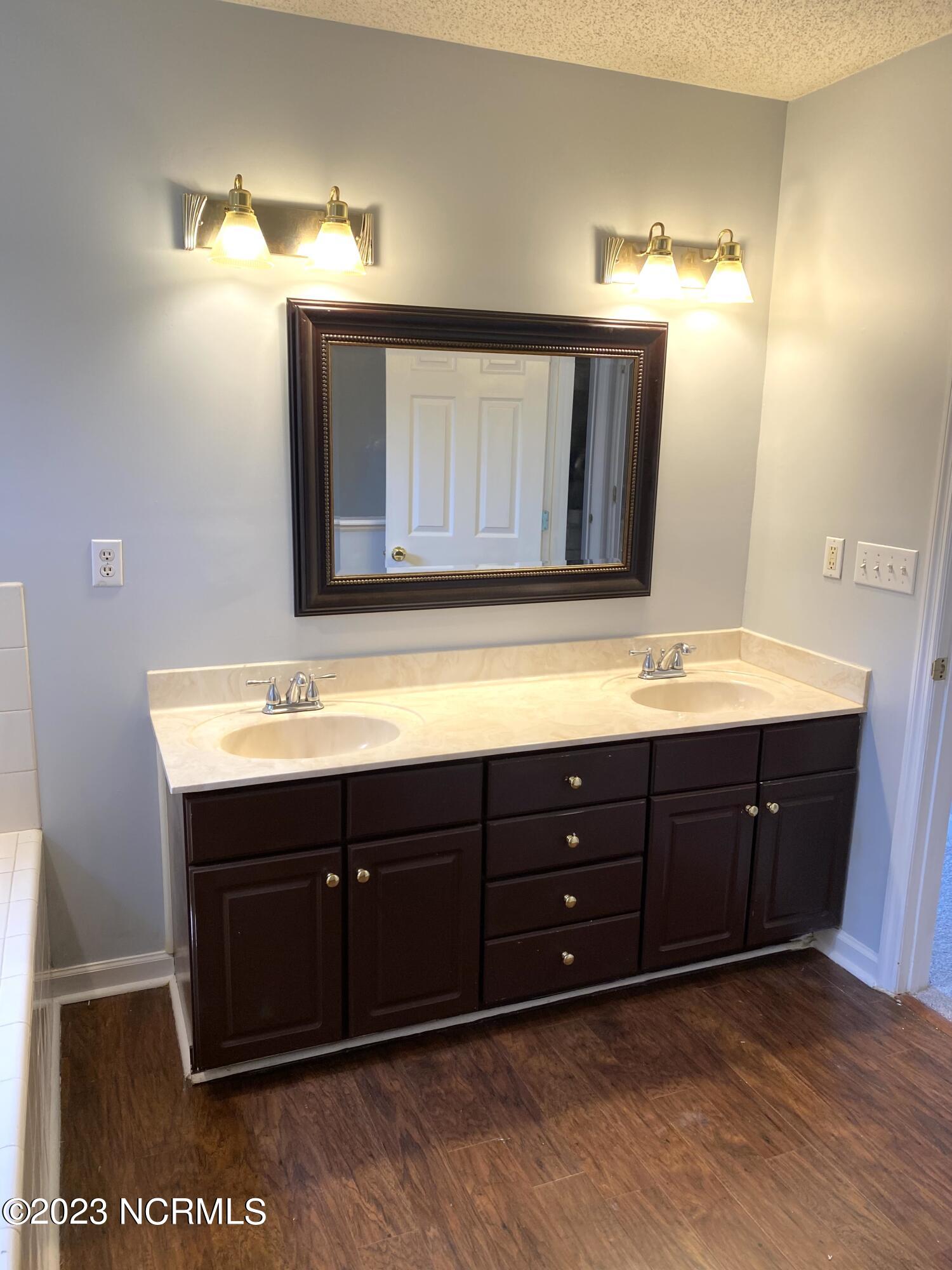 222 Venturi Drive New Bern, NC 28560 - Photo 24 of 45 Primary bath