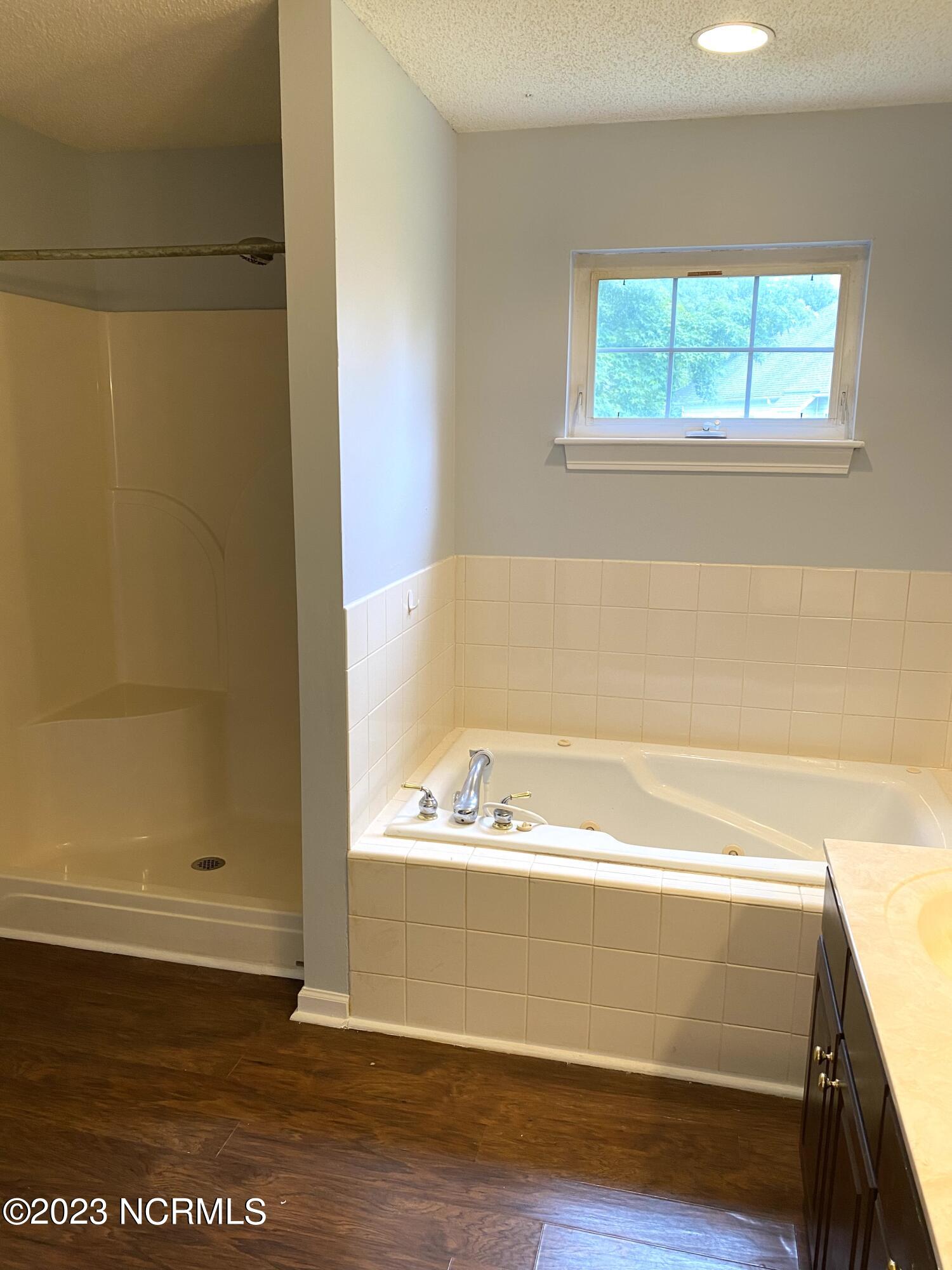 222 Venturi Drive New Bern, NC 28560 - Photo 25 of 45 Primary bath