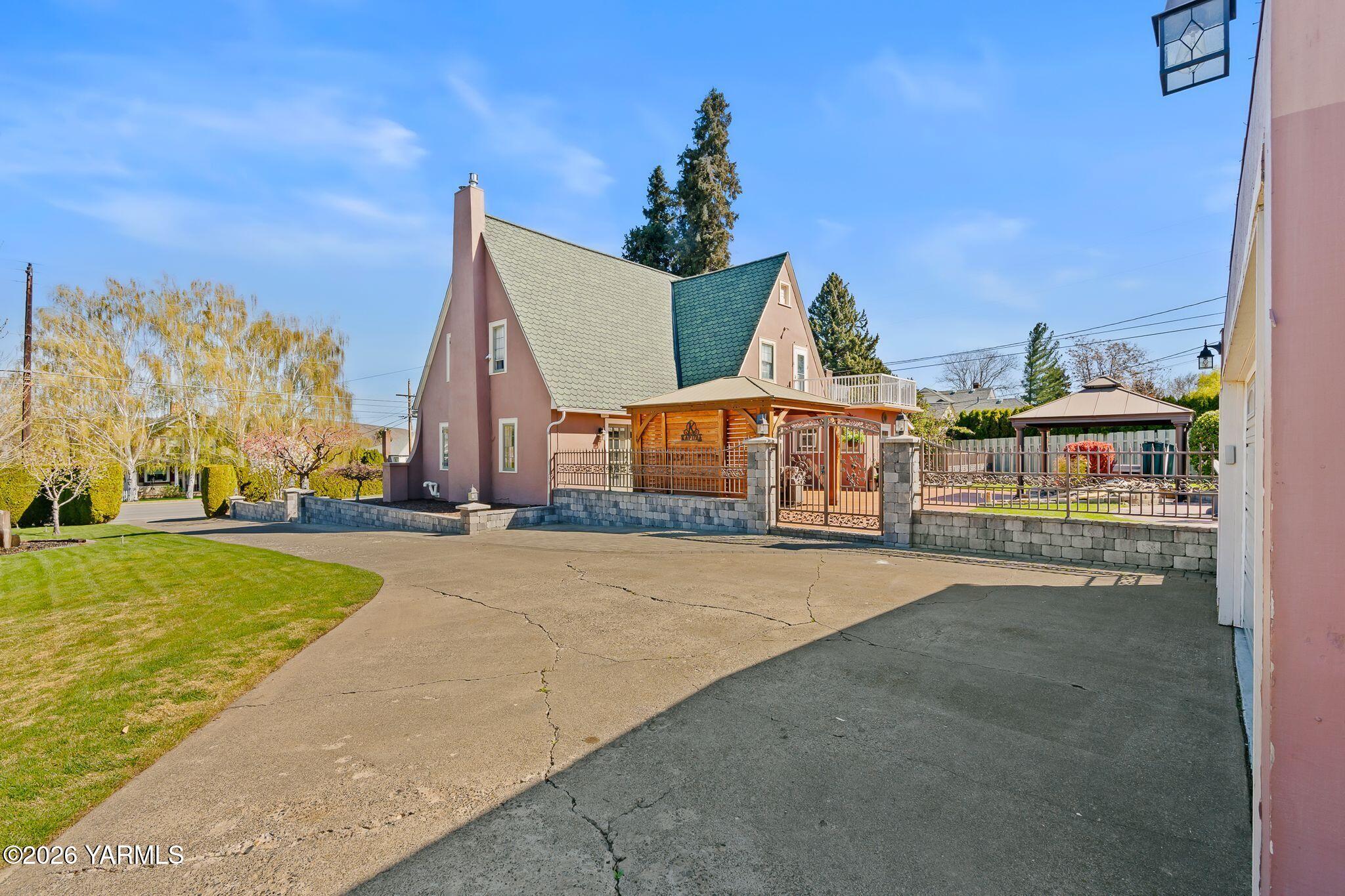 2908 Summitview Avenue Yakima, WA 98902 - Photo 7 of 48 10_2908 Summitview Ave-7