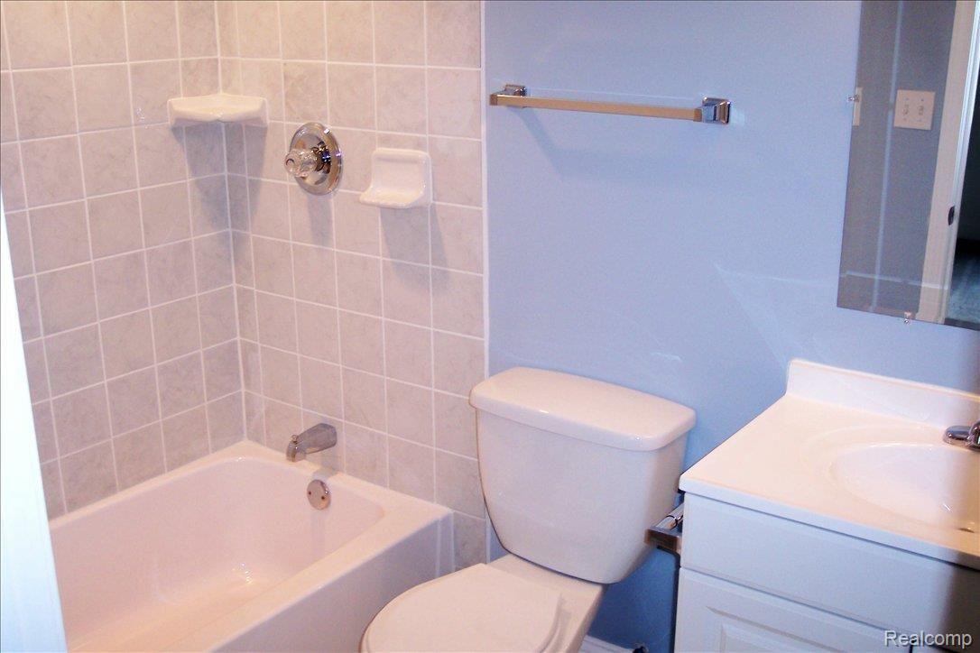 889 West Barron Road Howell, MI 48855 - Photo 8 of 17 Master bath